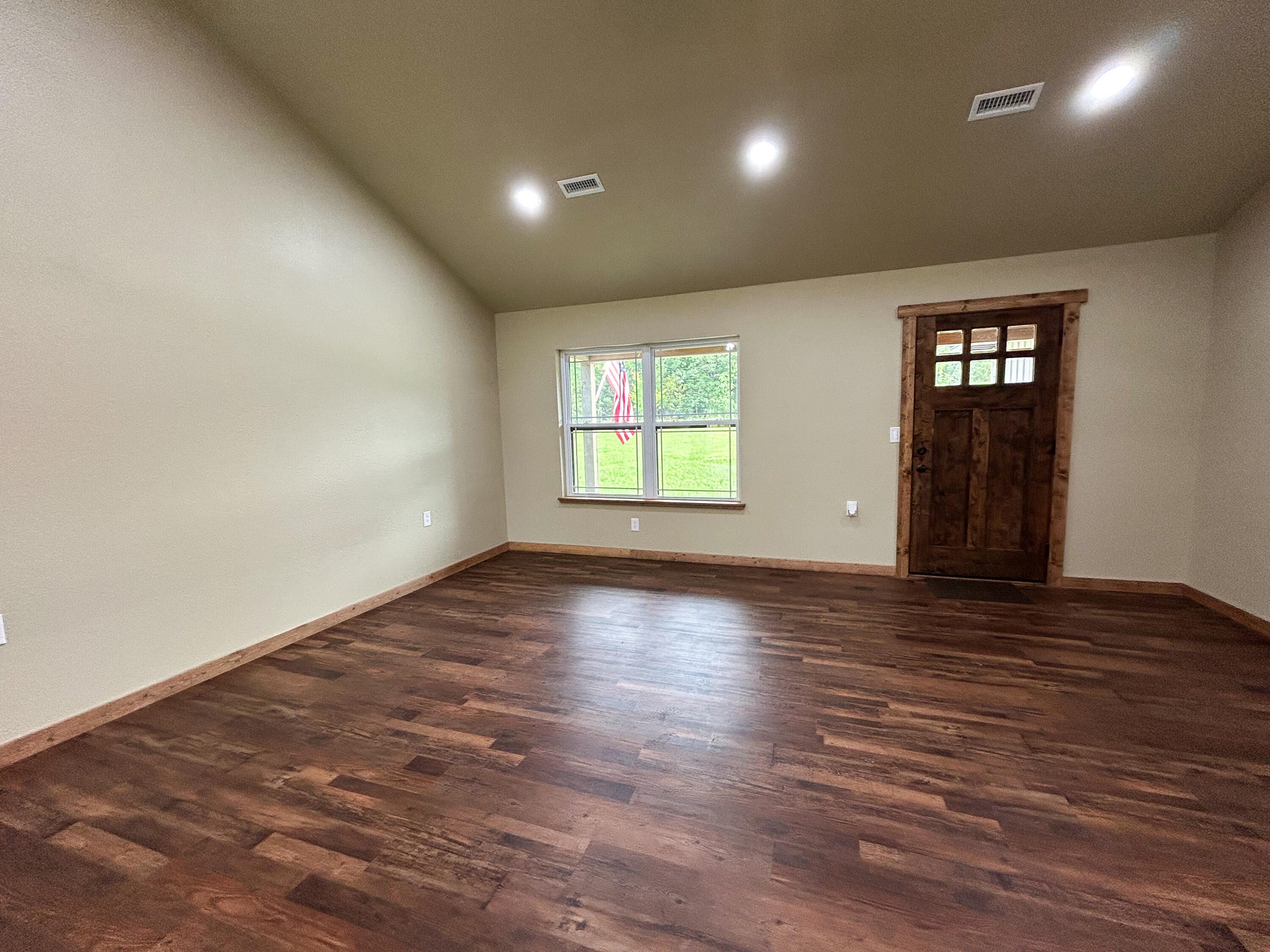 19040 Norway Road Property Photo 5