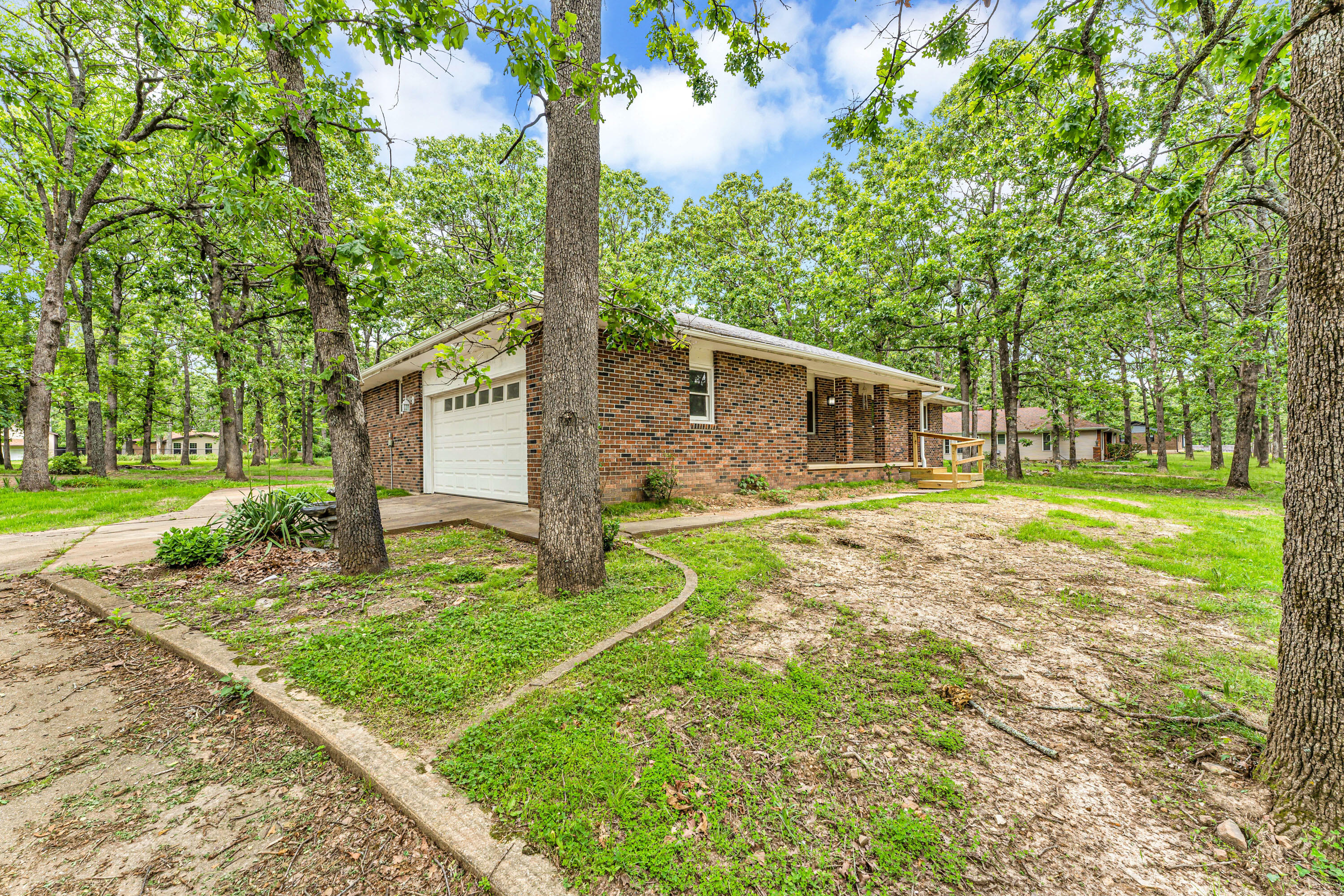 1061 Brentwood Drive Property Photo 2