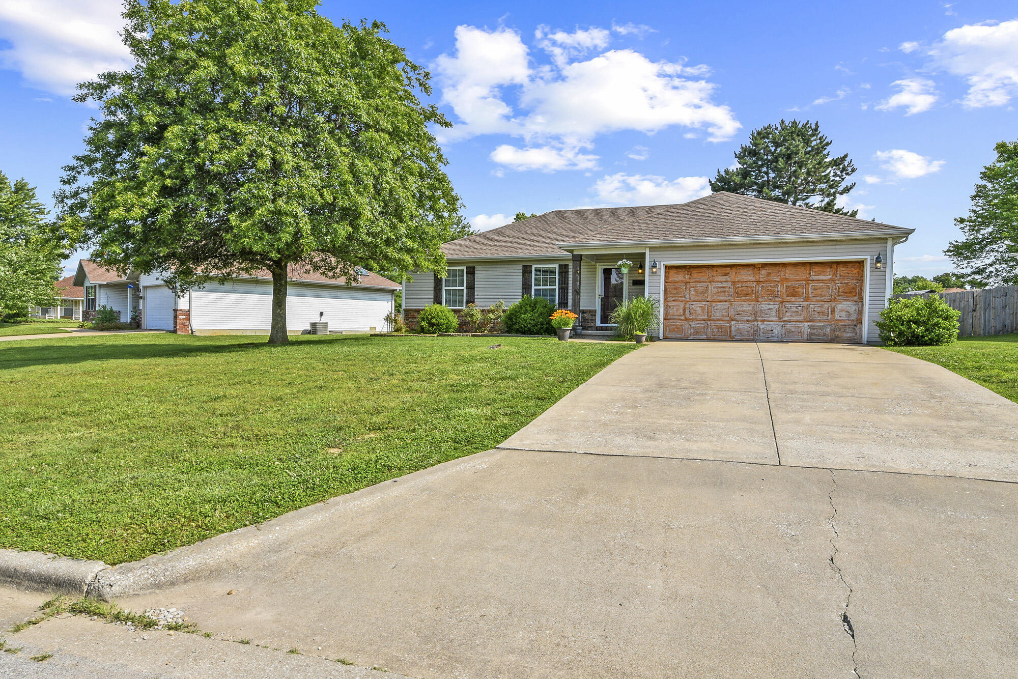 802 South Sunmeadow Drive Property Photo 3