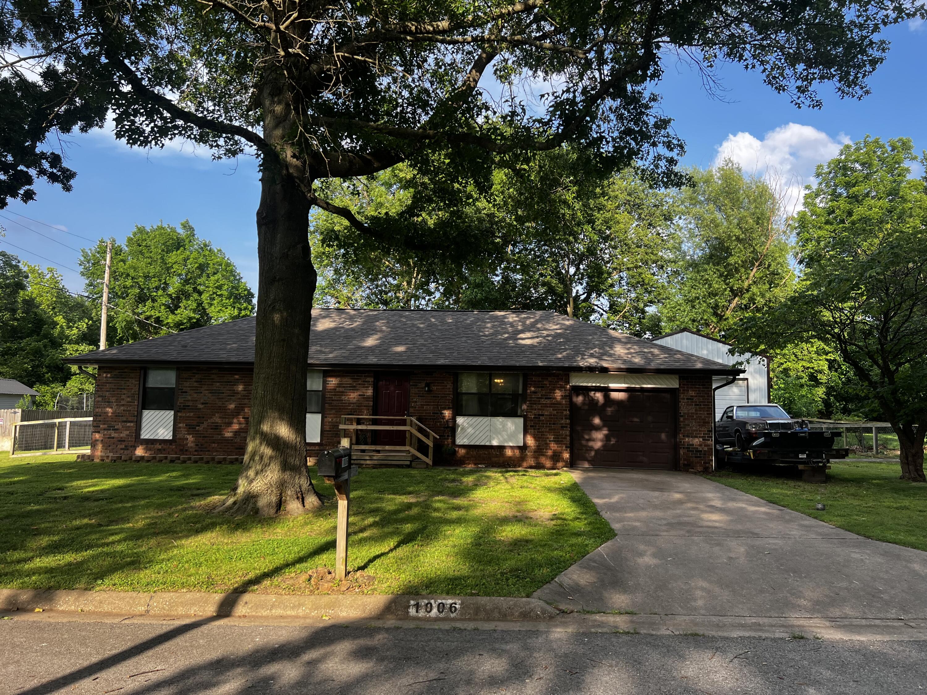1006 North Hampton Avenue Property Photo 1