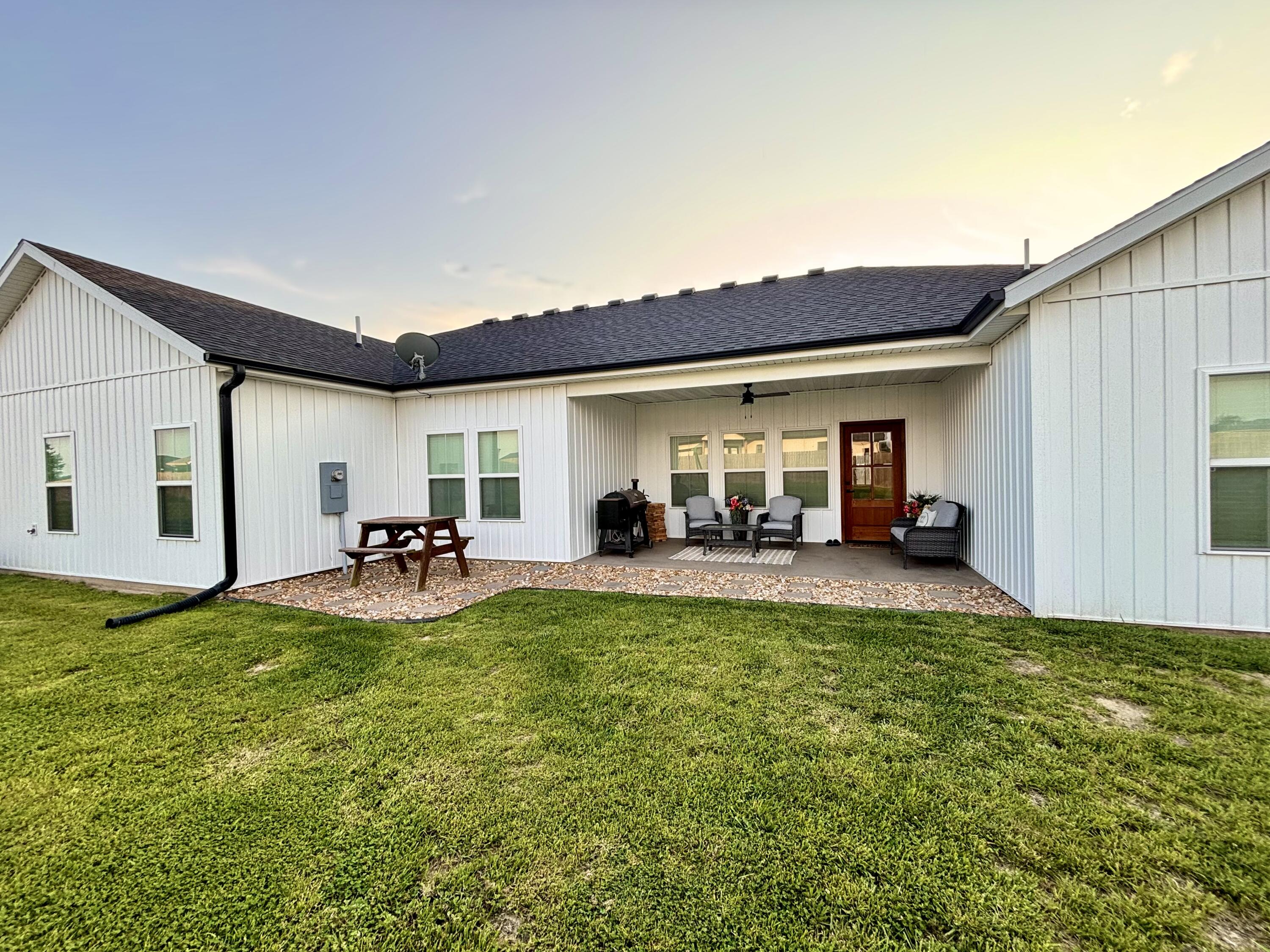 2702 Town Drive Property Photo 9