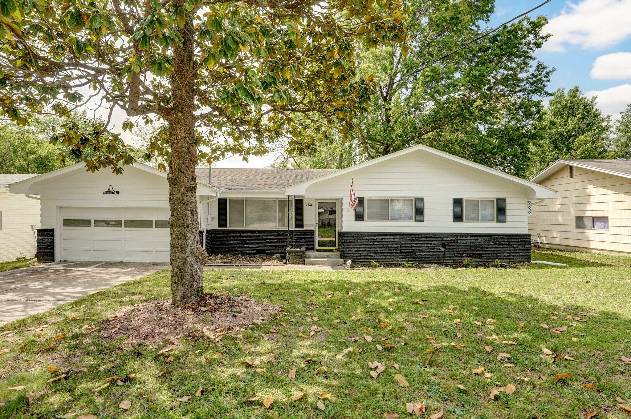 2710 East Linwood Street Property Photo 1