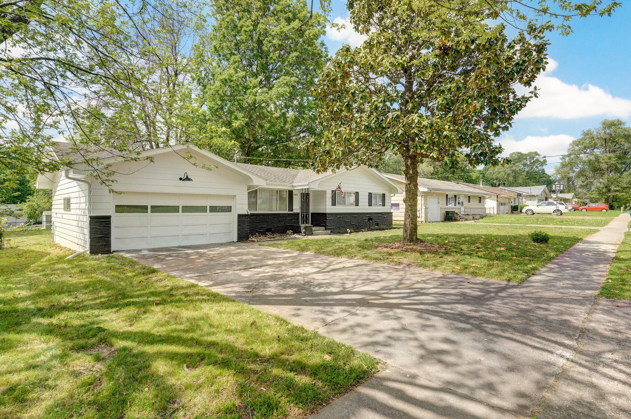 2710 East Linwood Street Property Photo 2