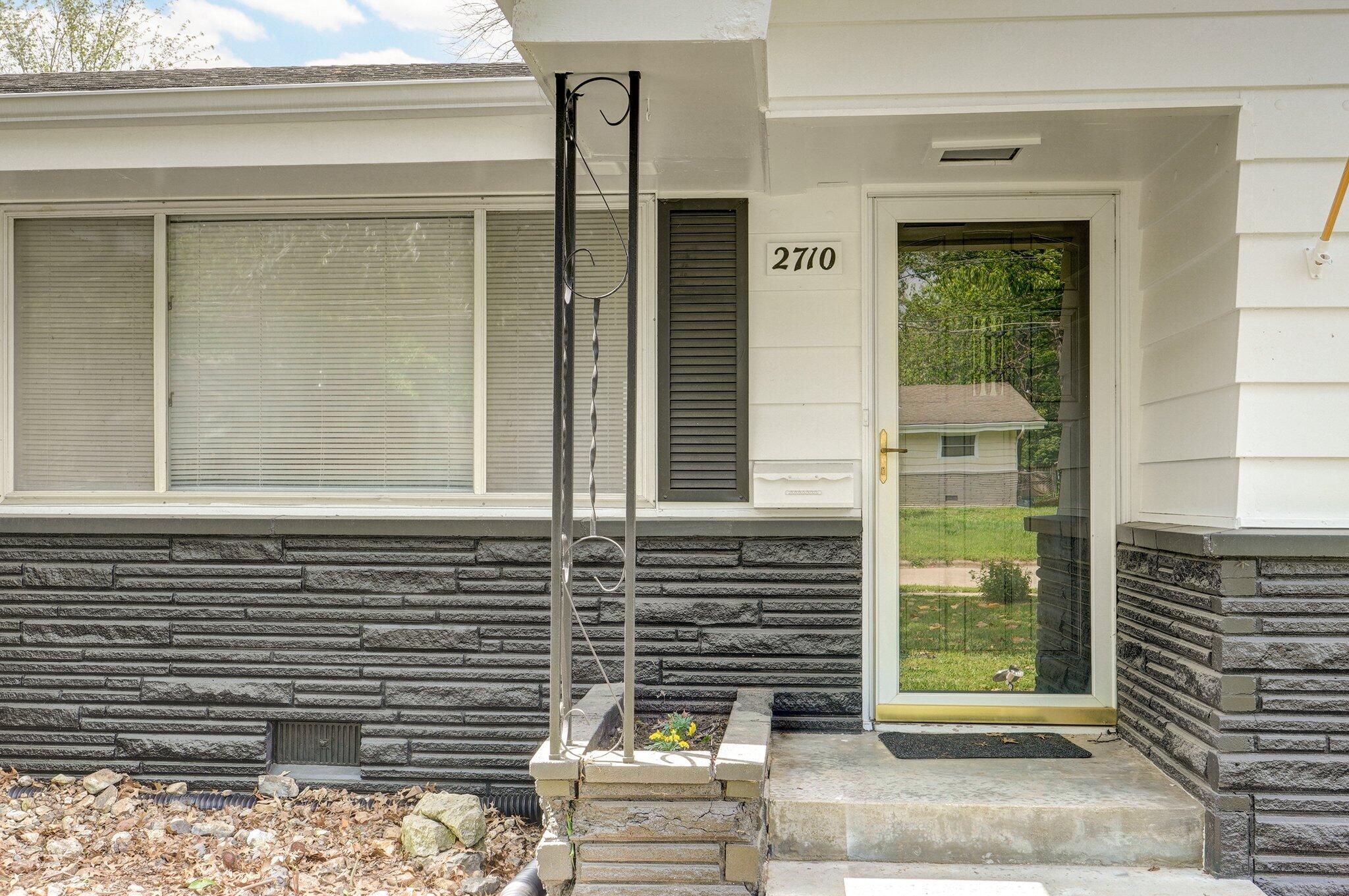 2710 East Linwood Street Property Photo 4