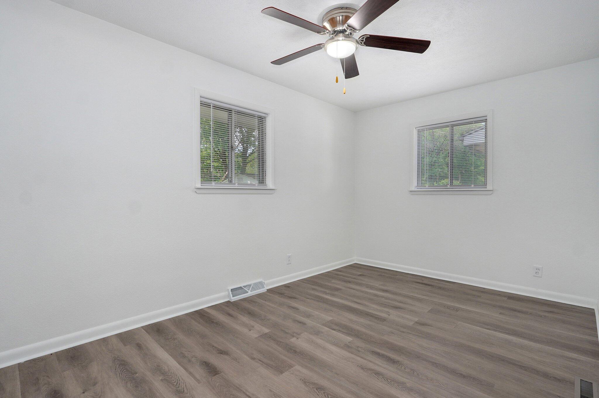 2710 East Linwood Street Property Photo 6