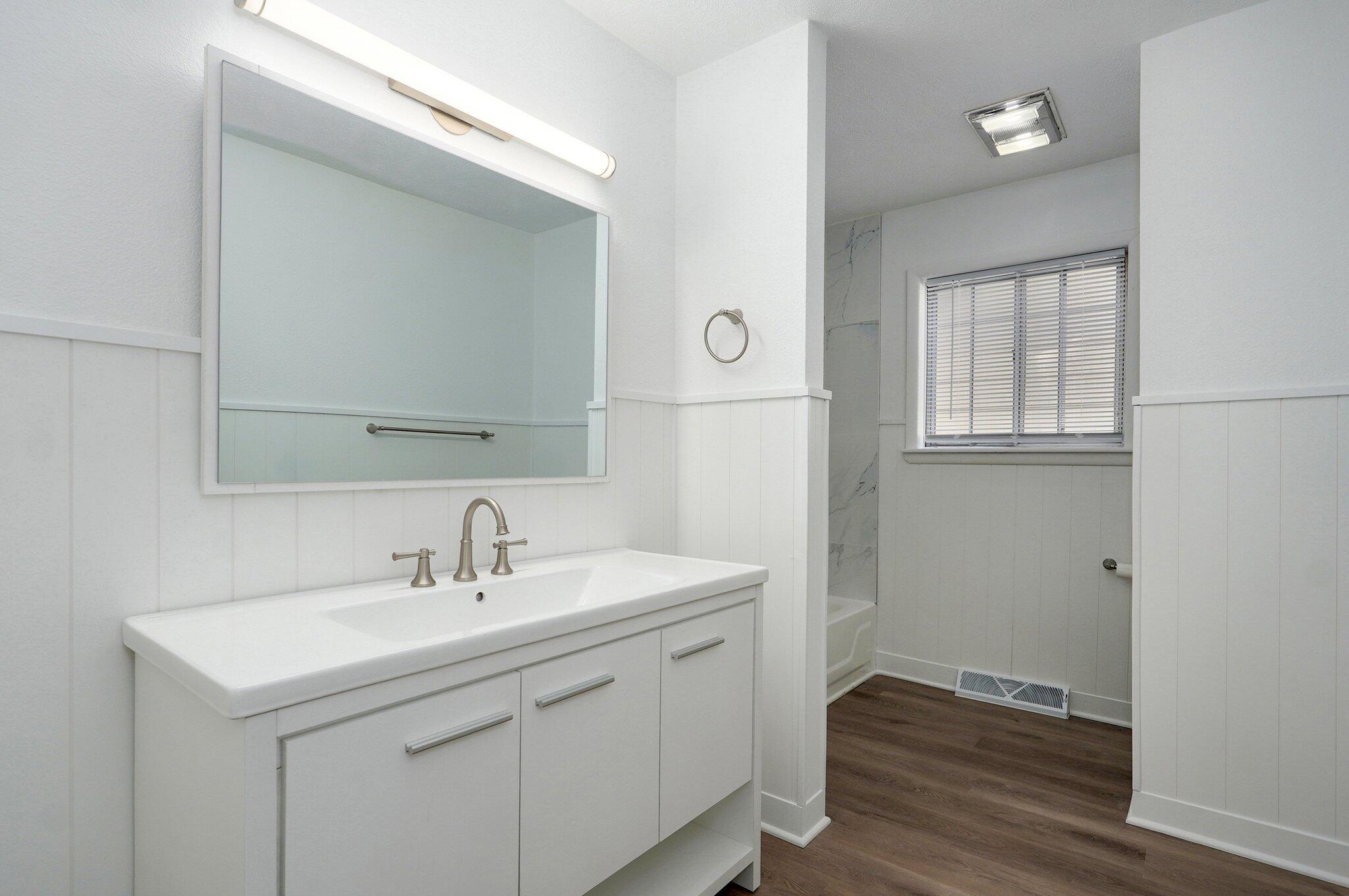 2710 East Linwood Street Property Photo 8