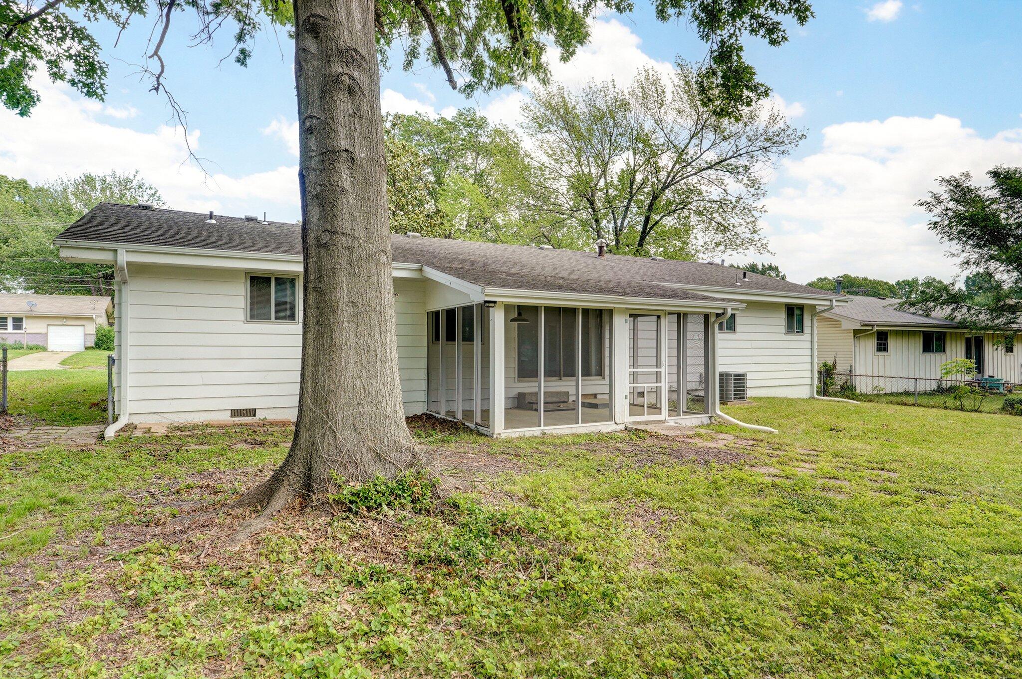2710 East Linwood Street Property Photo 28