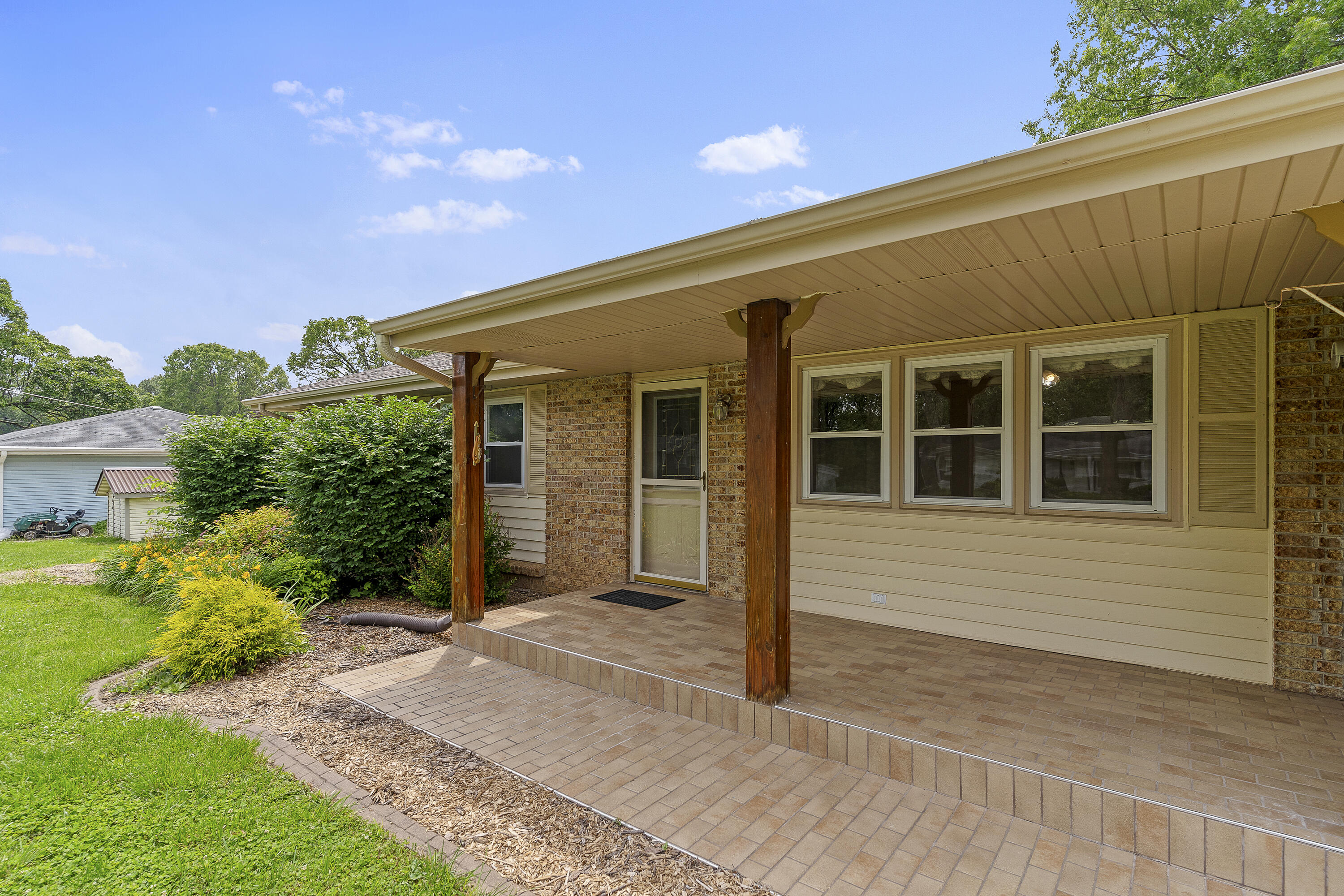 5263 North Crestwood Drive Property Photo 4