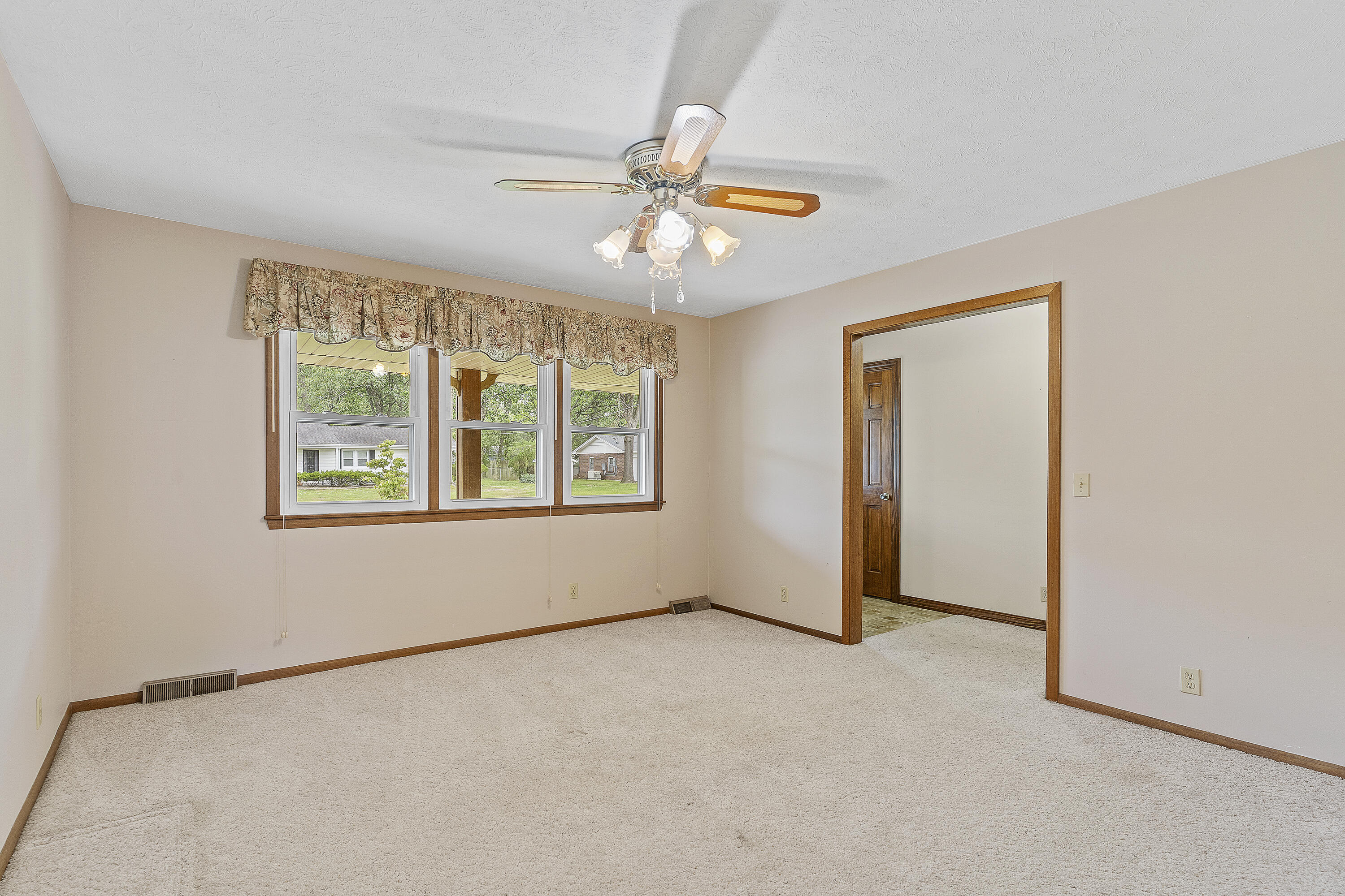 5263 North Crestwood Drive Property Photo 7