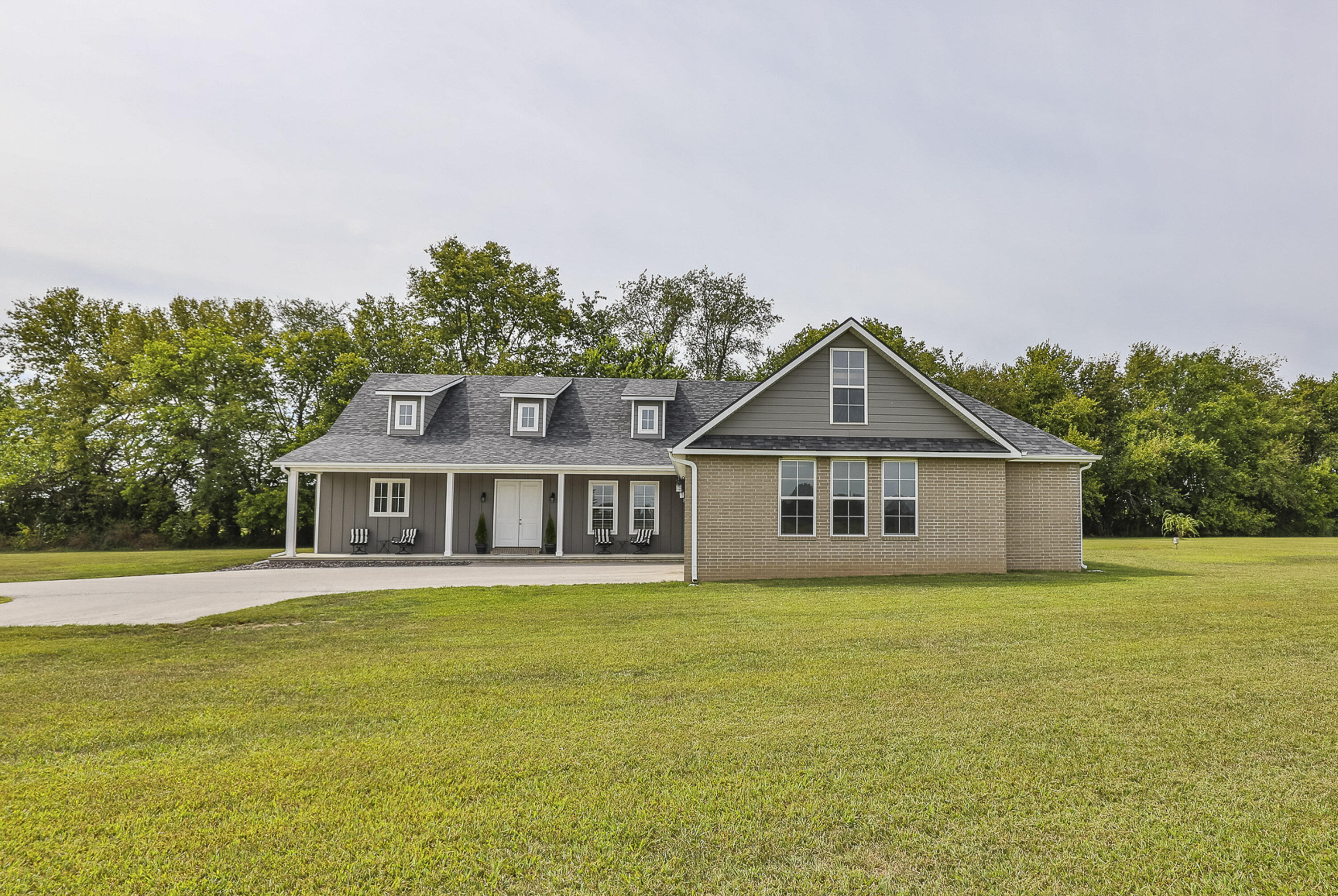 2291 South Farm Road 107 Property Photo 2