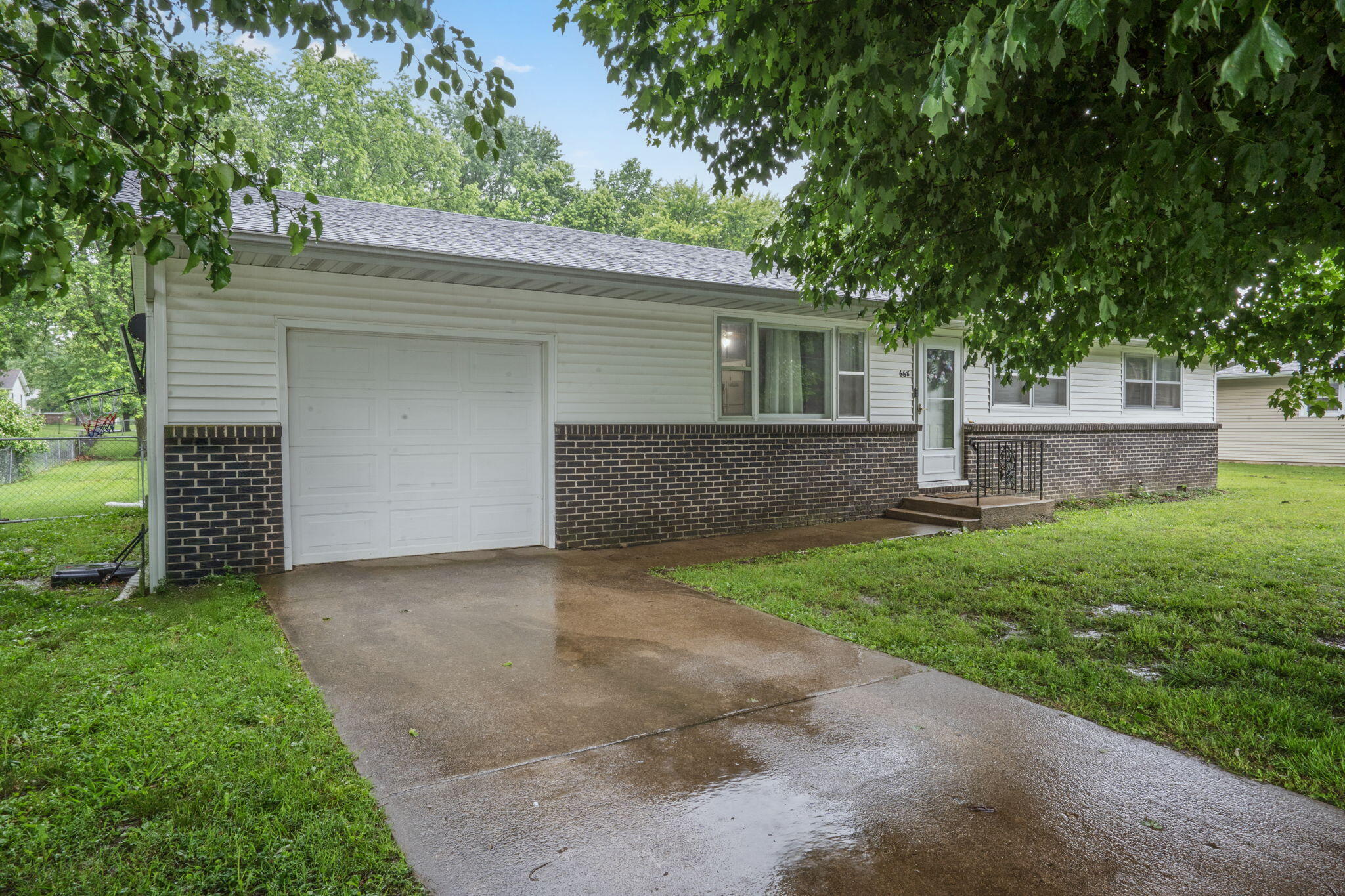 668 West Springfield Street Property Photo 2