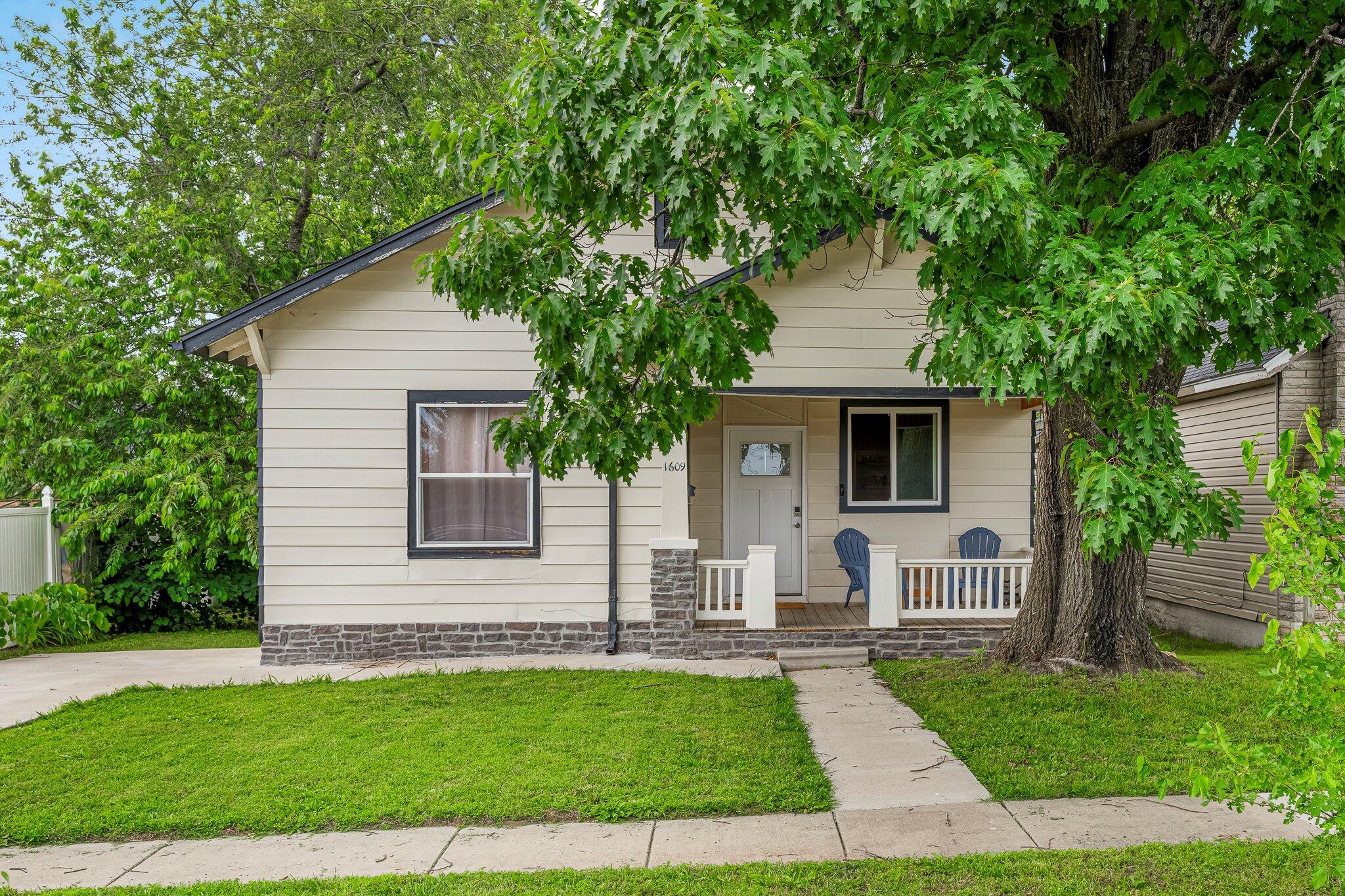 1609 North Lyon Avenue Property Photo 1