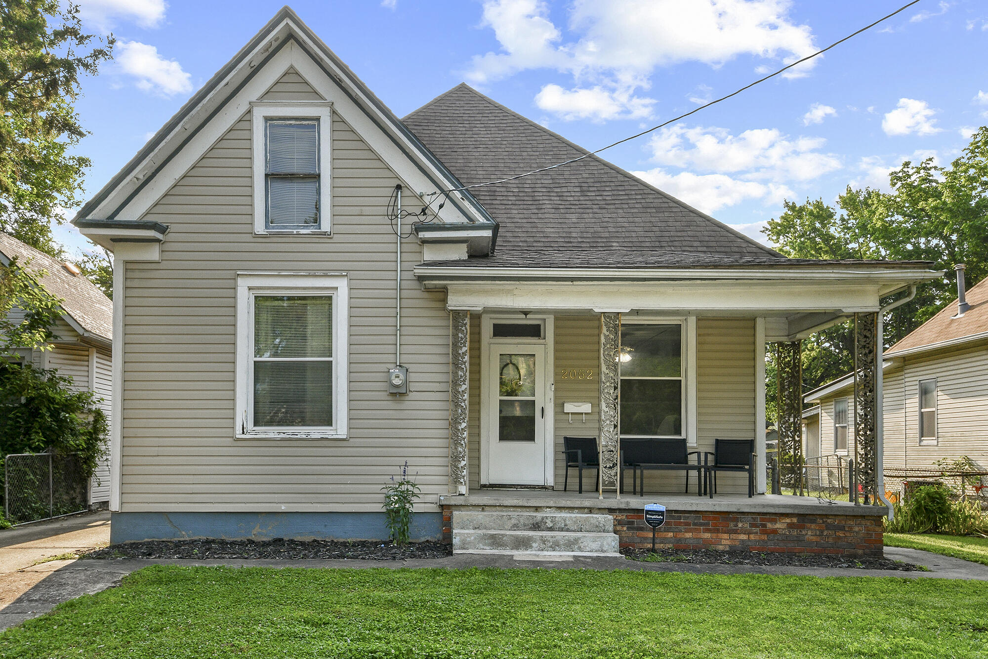 2052 North Grant Avenue Property Photo 1