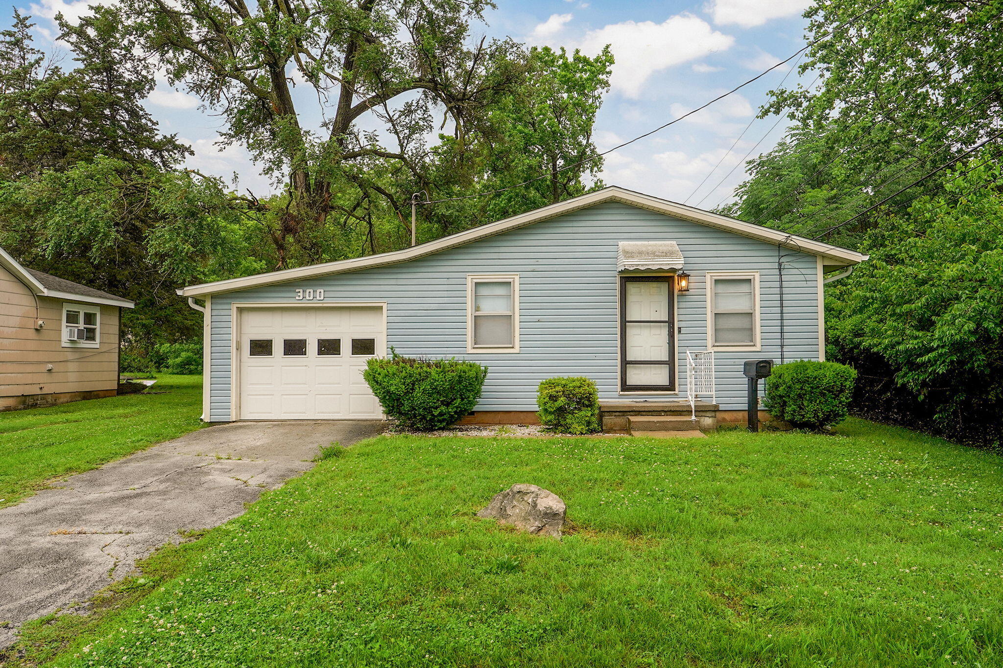 300 South Clifton Avenue Property Photo 1
