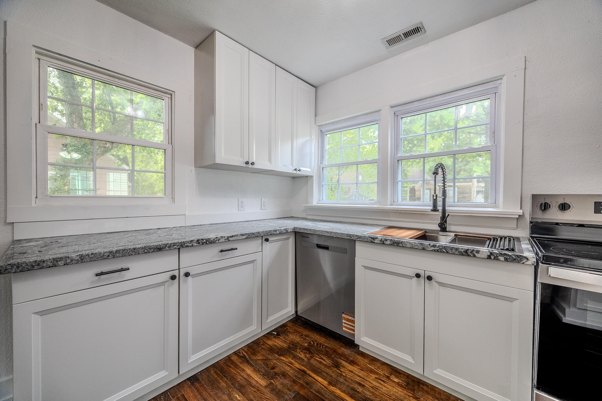 207 North Forest Avenue Property Photo 8