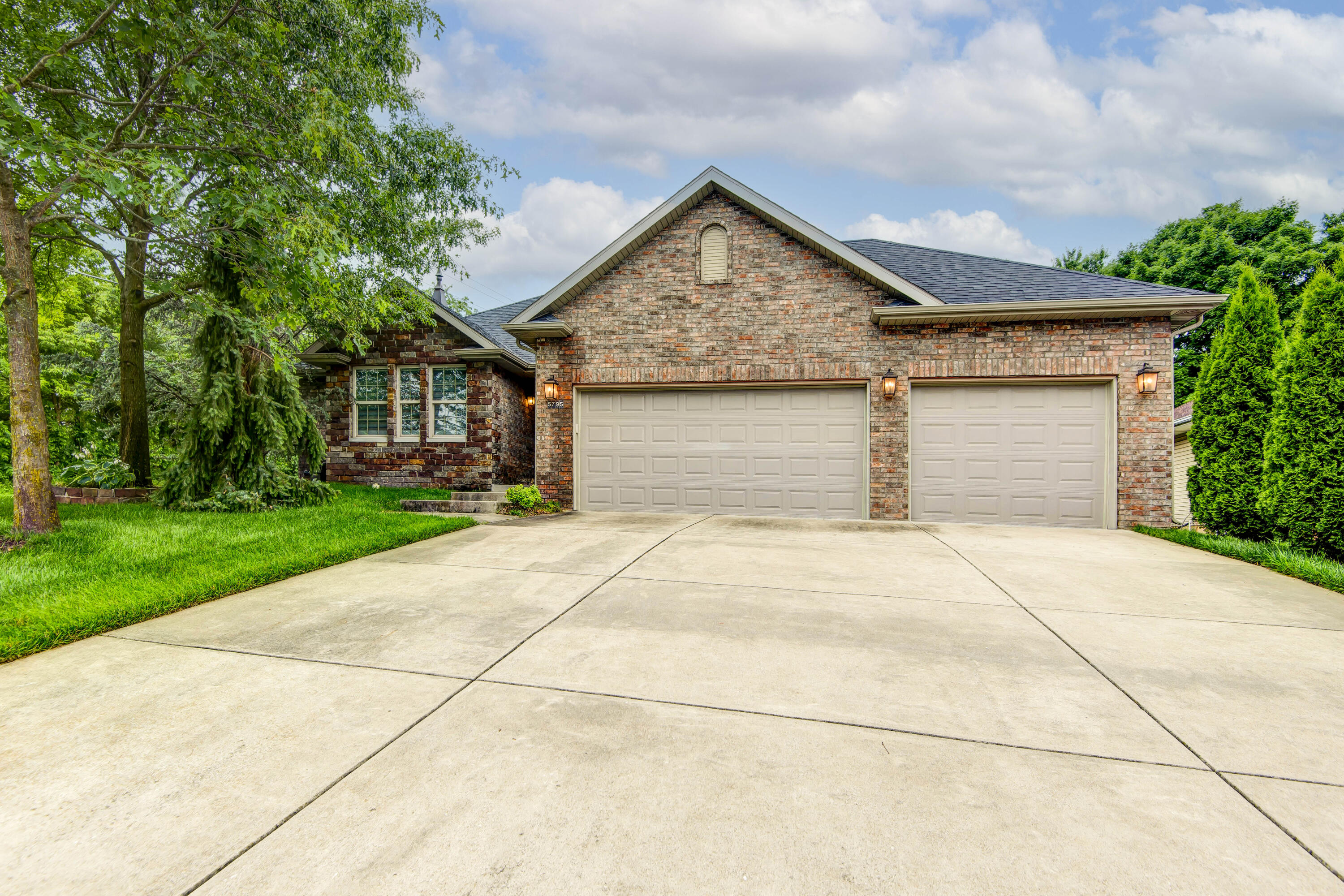 5795 South Wedgewood Avenue Property Photo 1