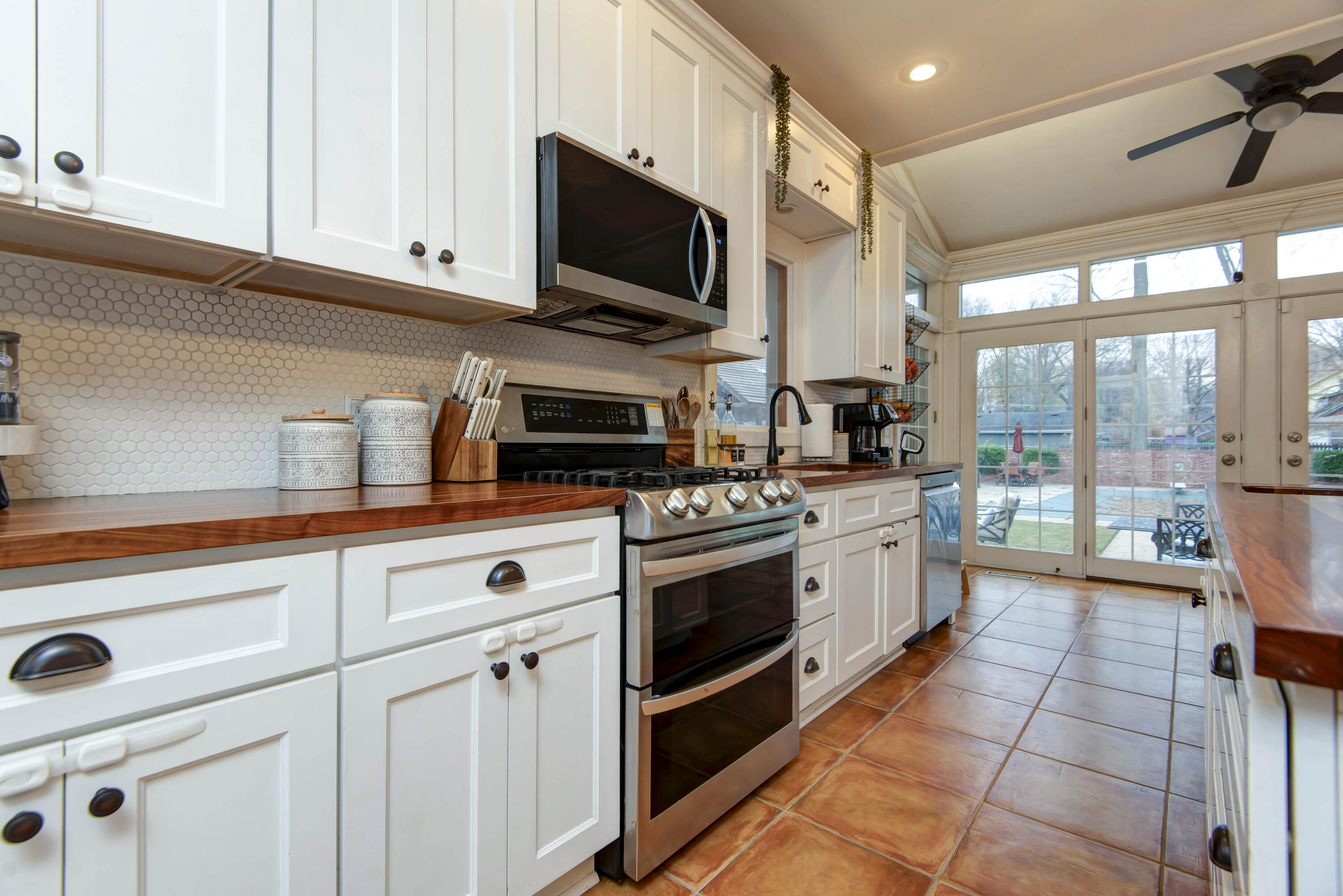 1435 East Walnut Street Property Photo 9