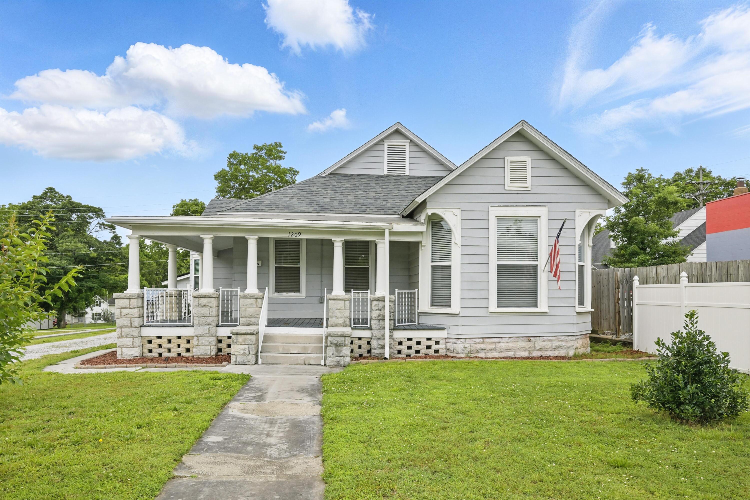 1209 South Garrison Avenue Property Photo 1