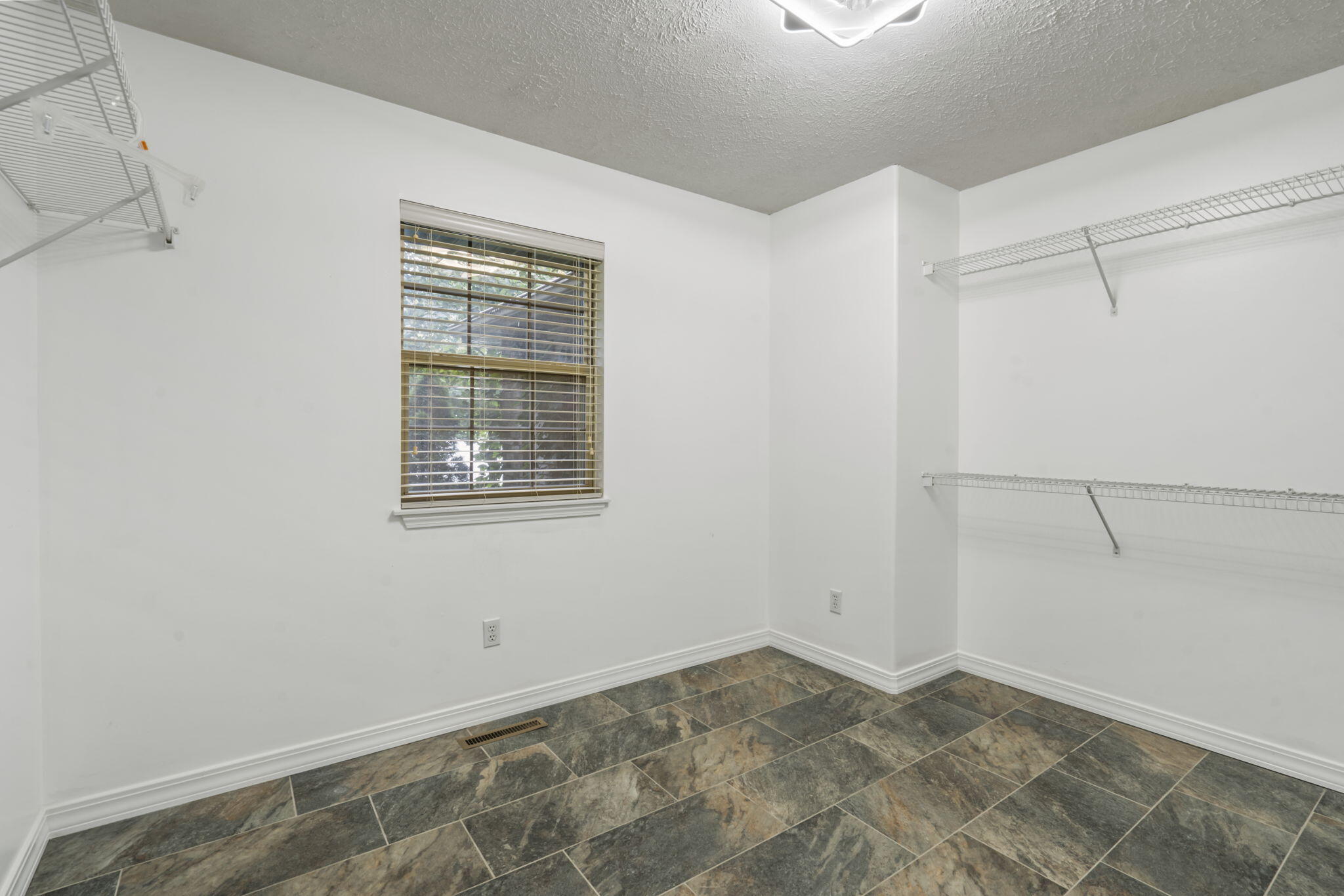 904 South 14th Avenue Property Photo 18