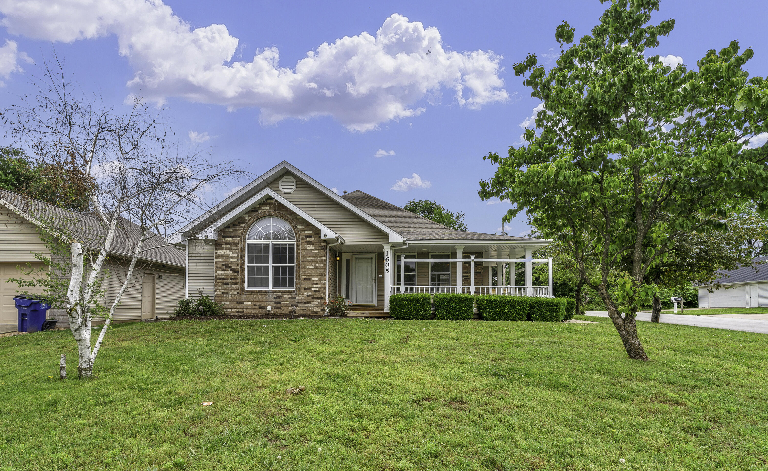 1605 South Meadowview Avenue Property Photo 1