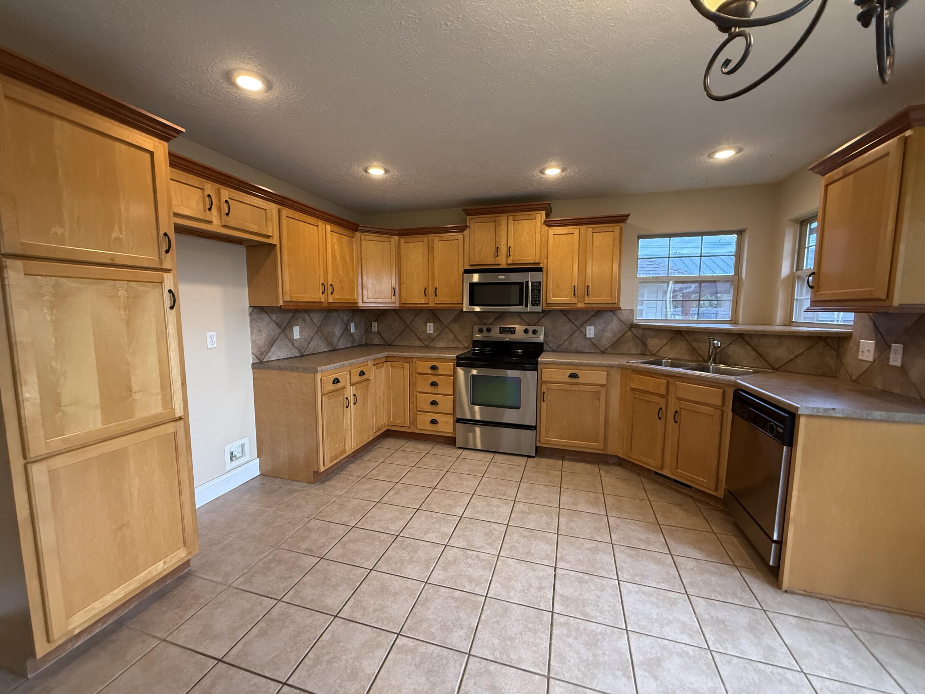 895 West Linwood Avenue Property Photo 8