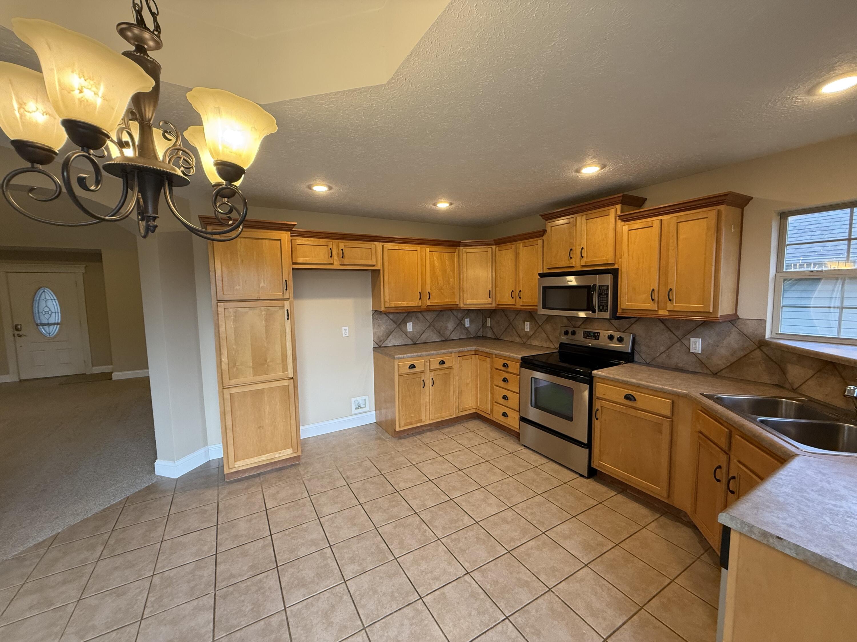 895 West Linwood Avenue Property Photo 9