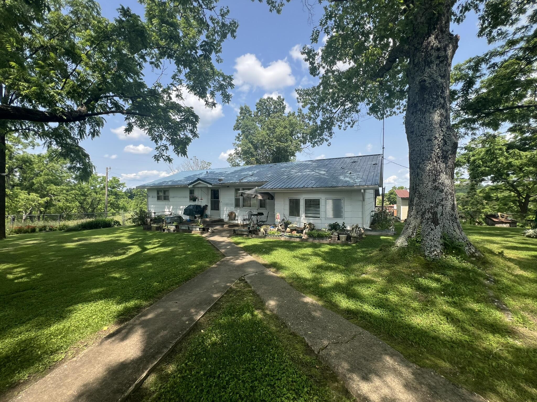 1208 South Highway 137 Property Photo 3