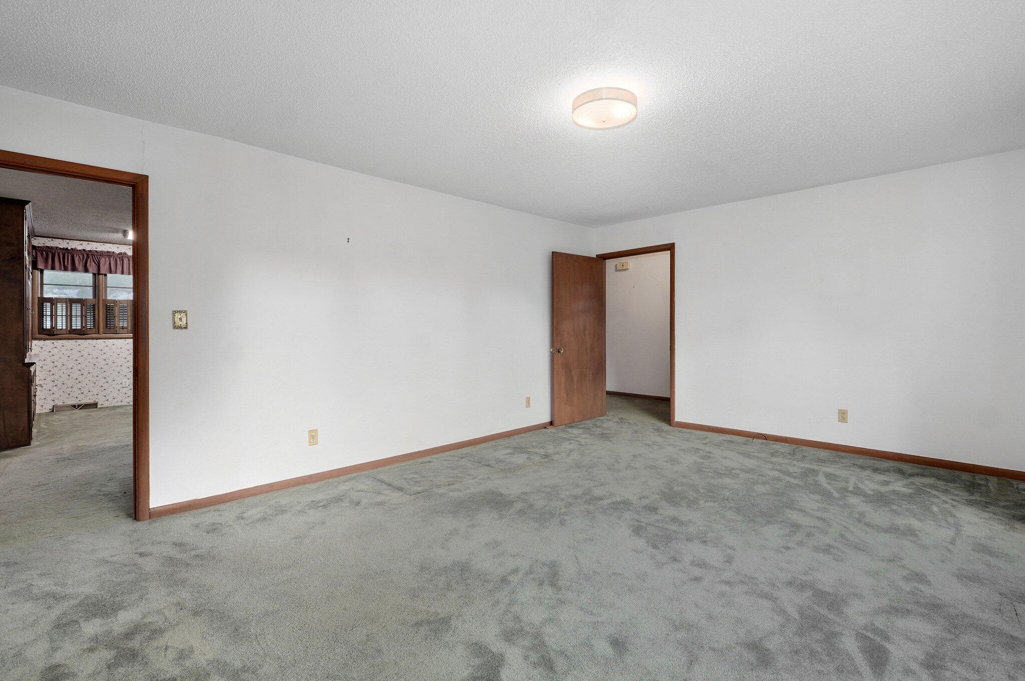 510 East College Street Property Photo 8