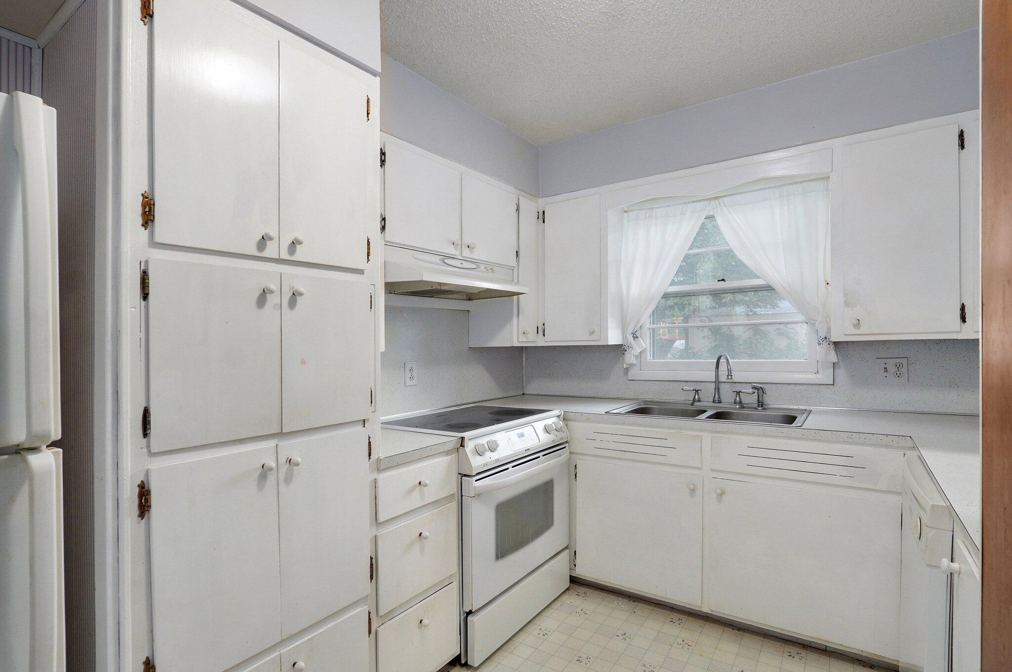 510 East College Street Property Photo 12