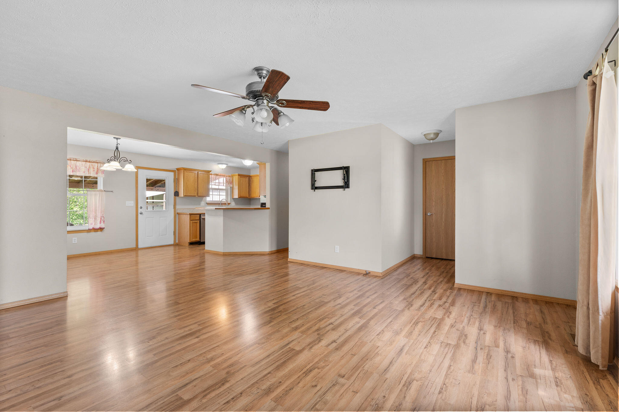 1460 Emerald Road Property Photo 7