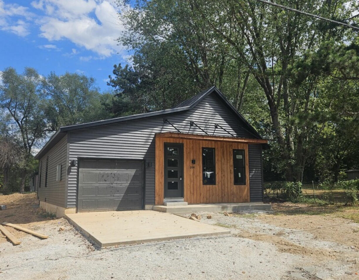 000 South Avenue Property Photo 1