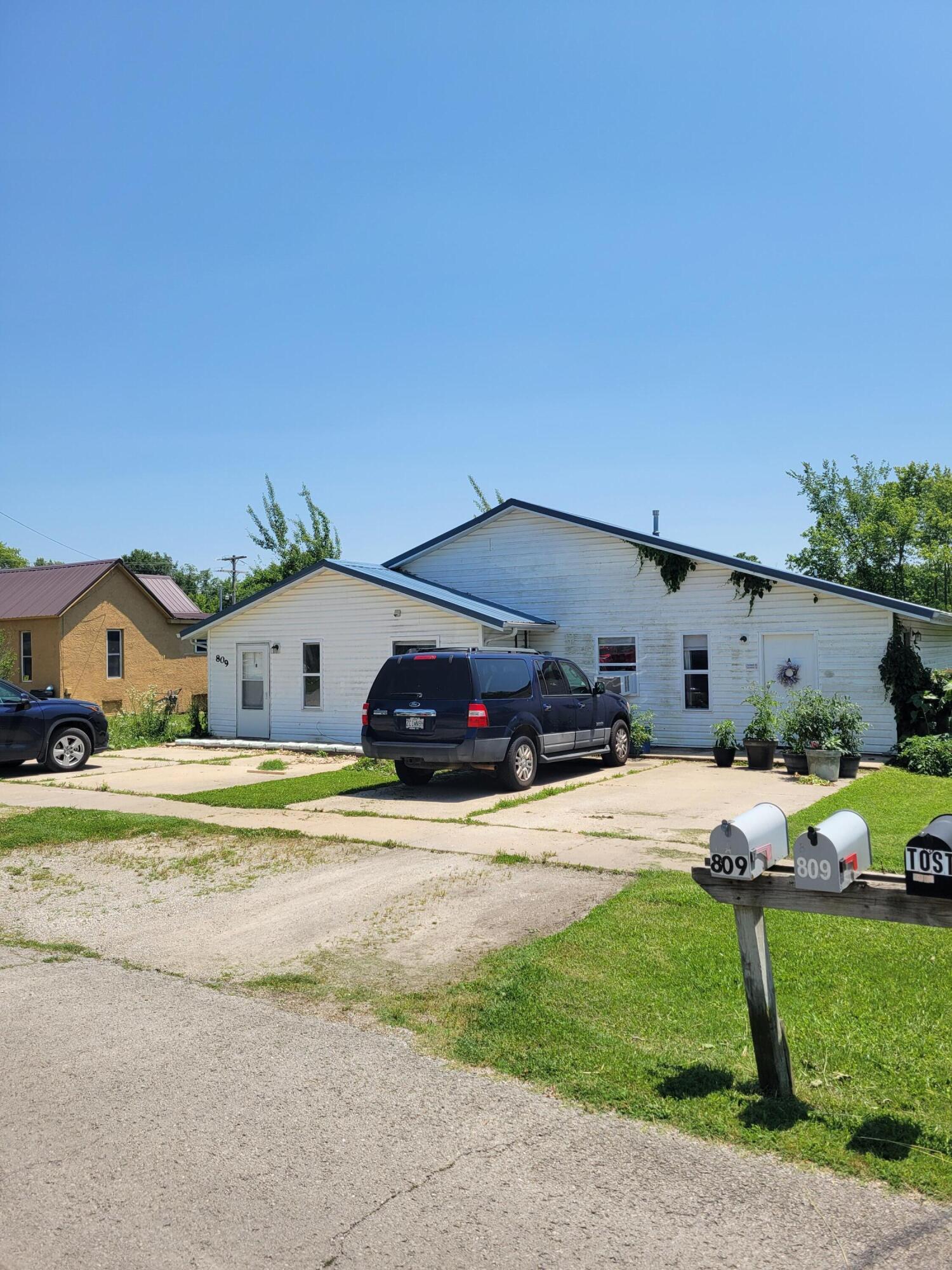 809 Elm Avenue Property Photo 1