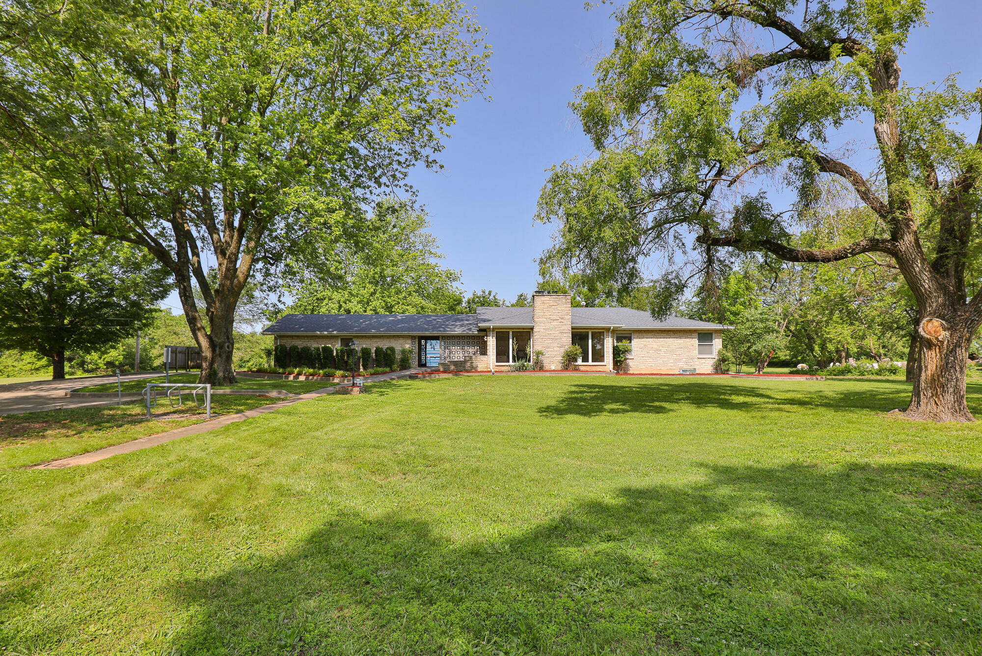 2225 North Plainview Avenue Property Photo 2