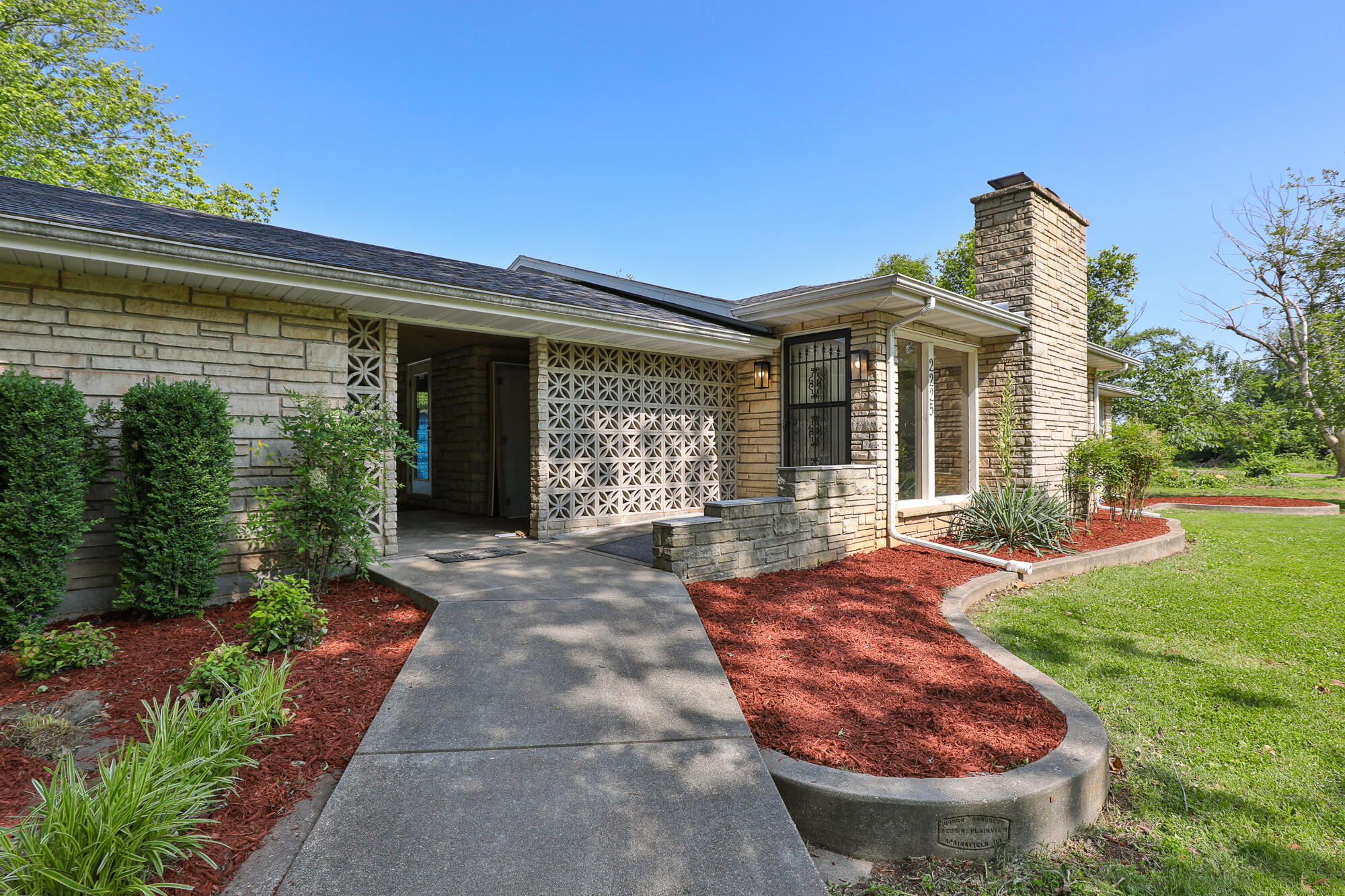 2225 North Plainview Avenue Property Photo 4