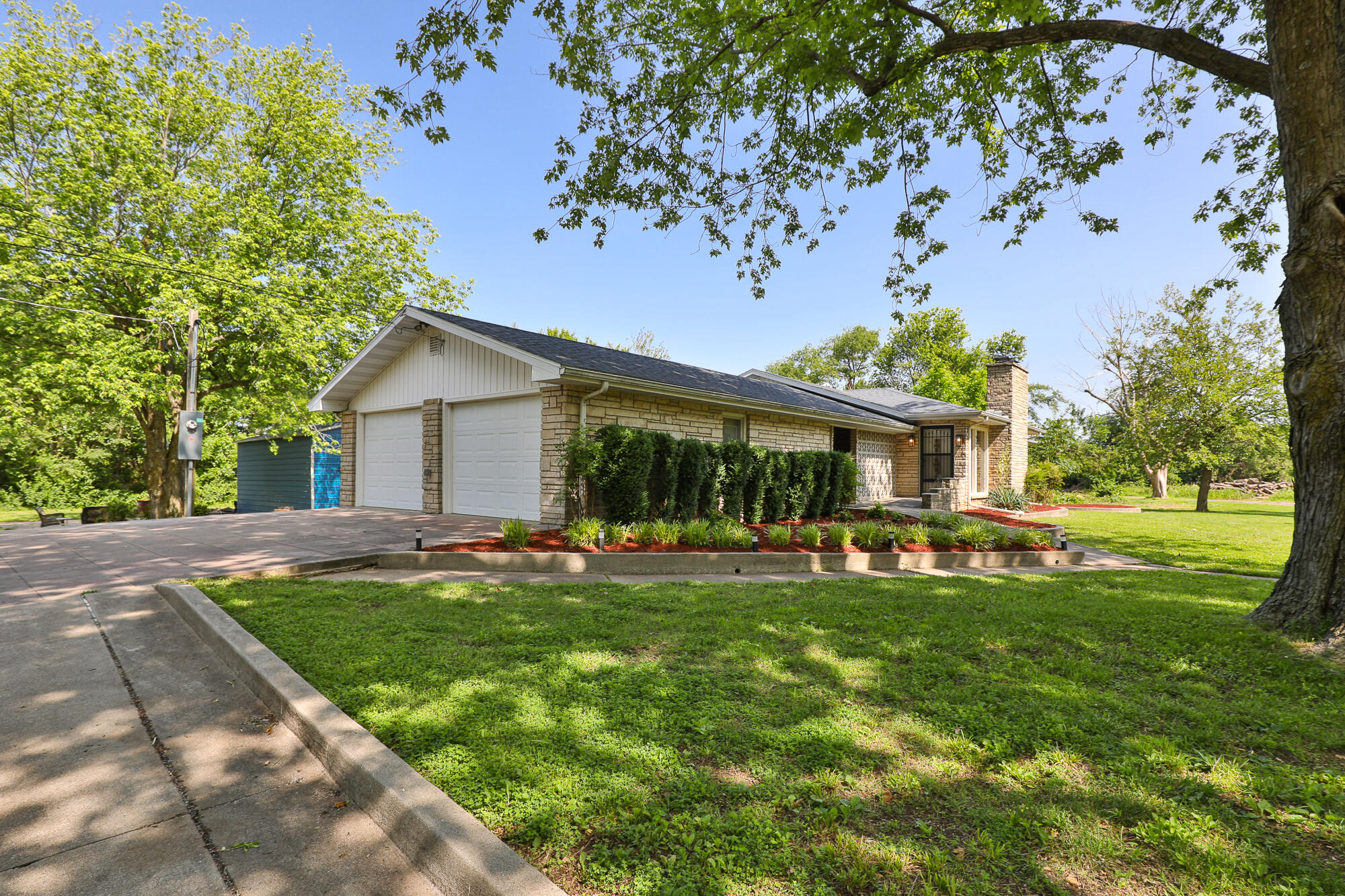 2225 North Plainview Avenue Property Photo 5