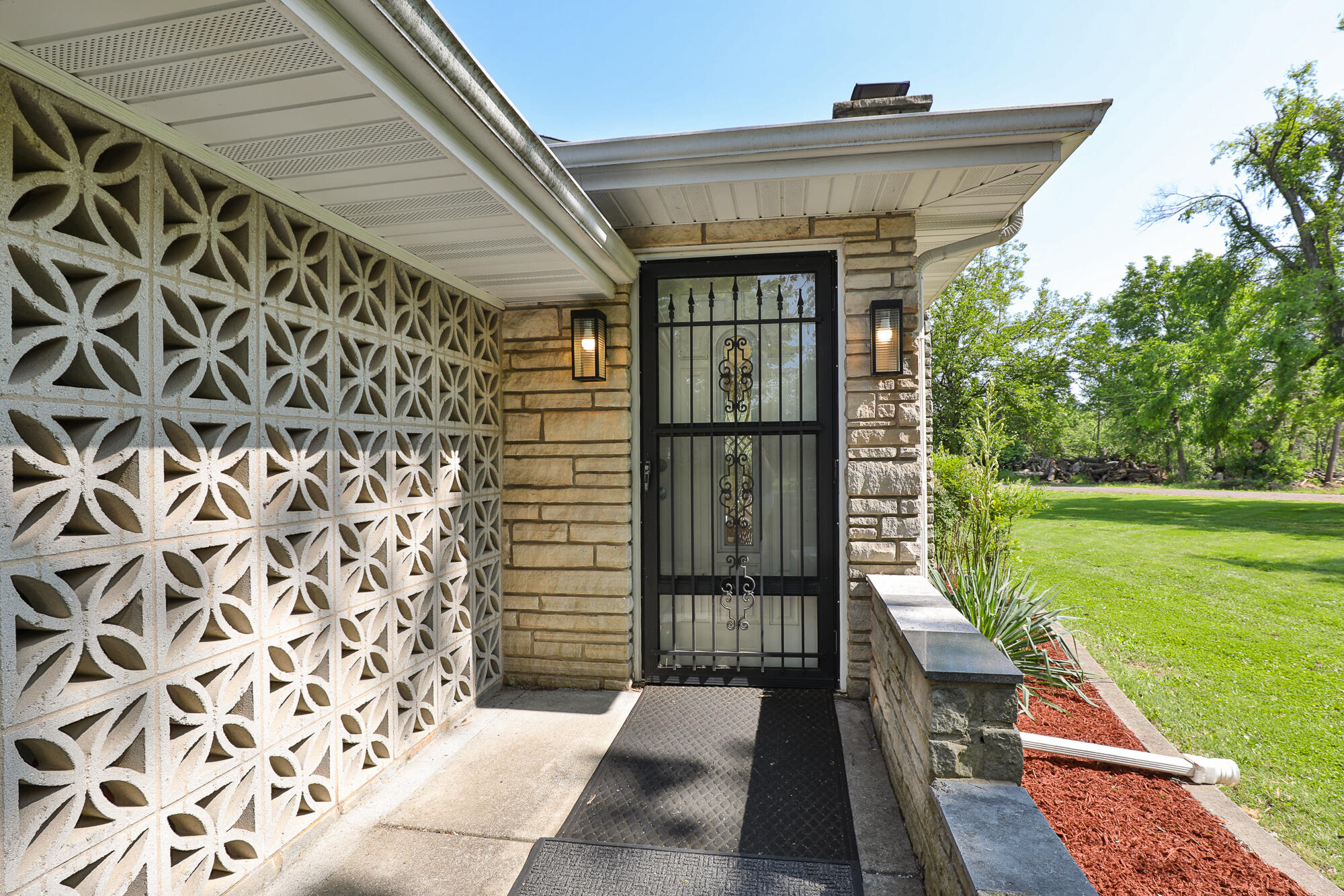 2225 North Plainview Avenue Property Photo 6