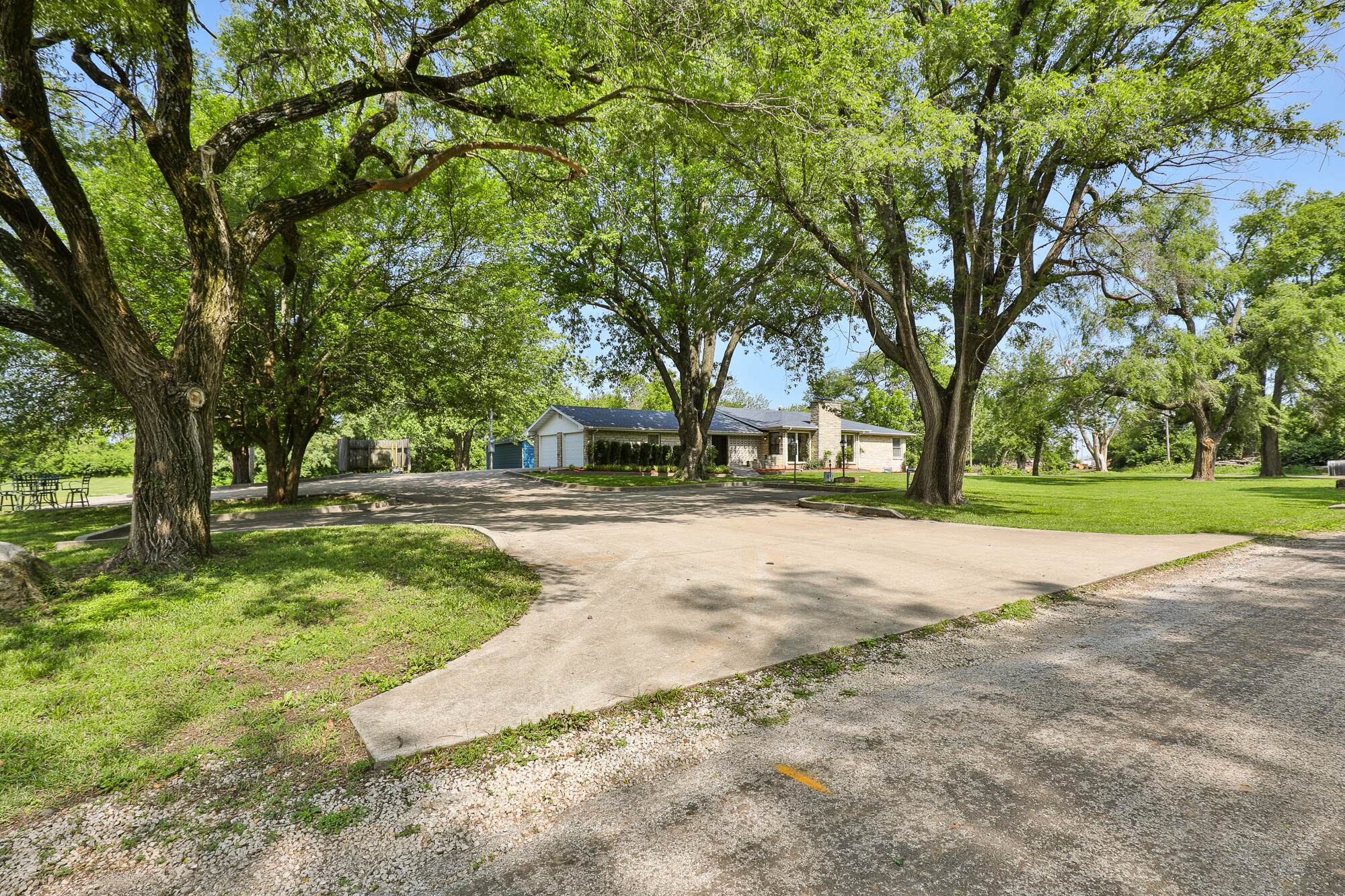 2225 North Plainview Avenue Property Photo 57