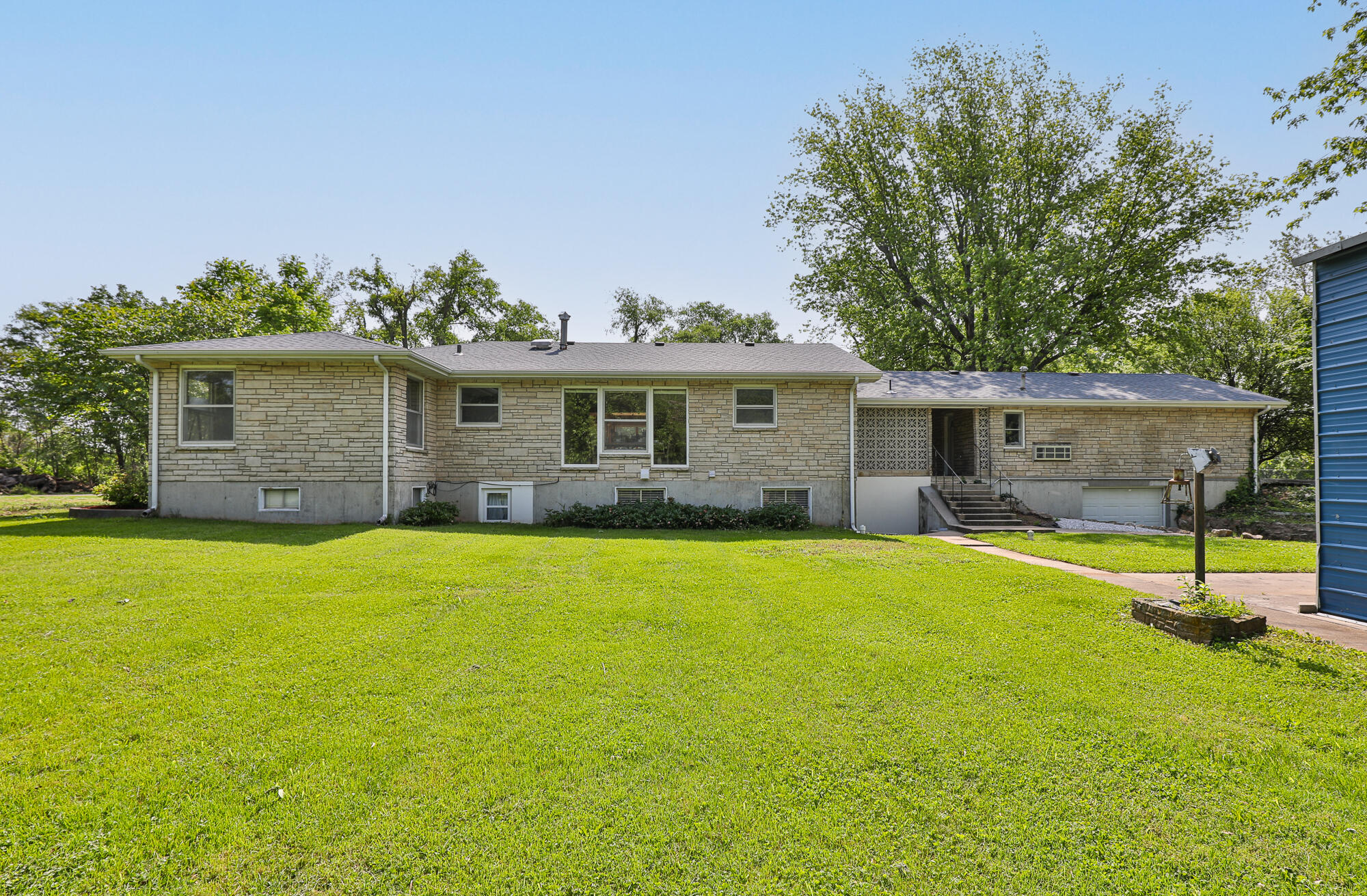 2225 North Plainview Avenue Property Photo 58
