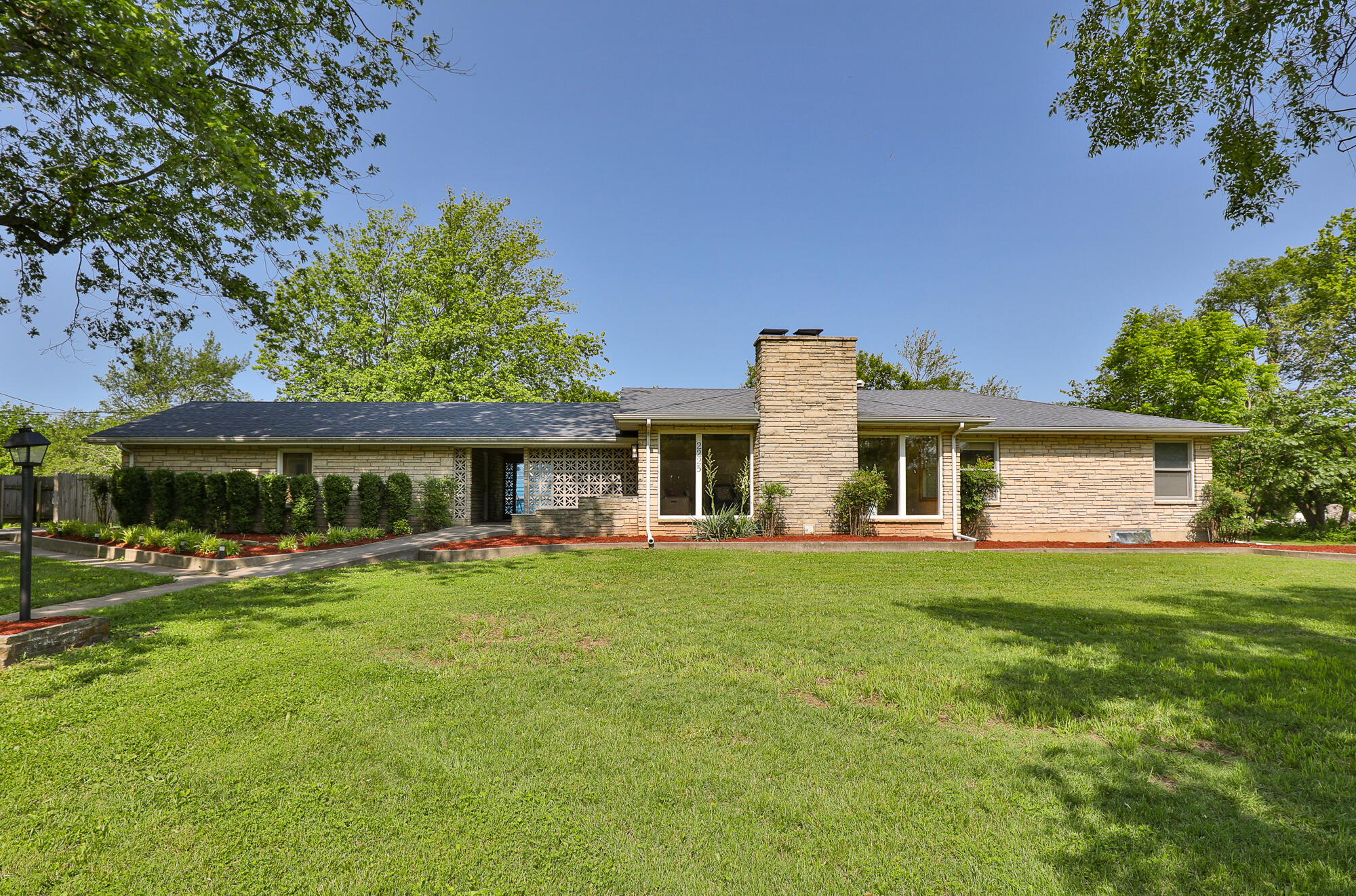2225 North Plainview Avenue Property Photo 1