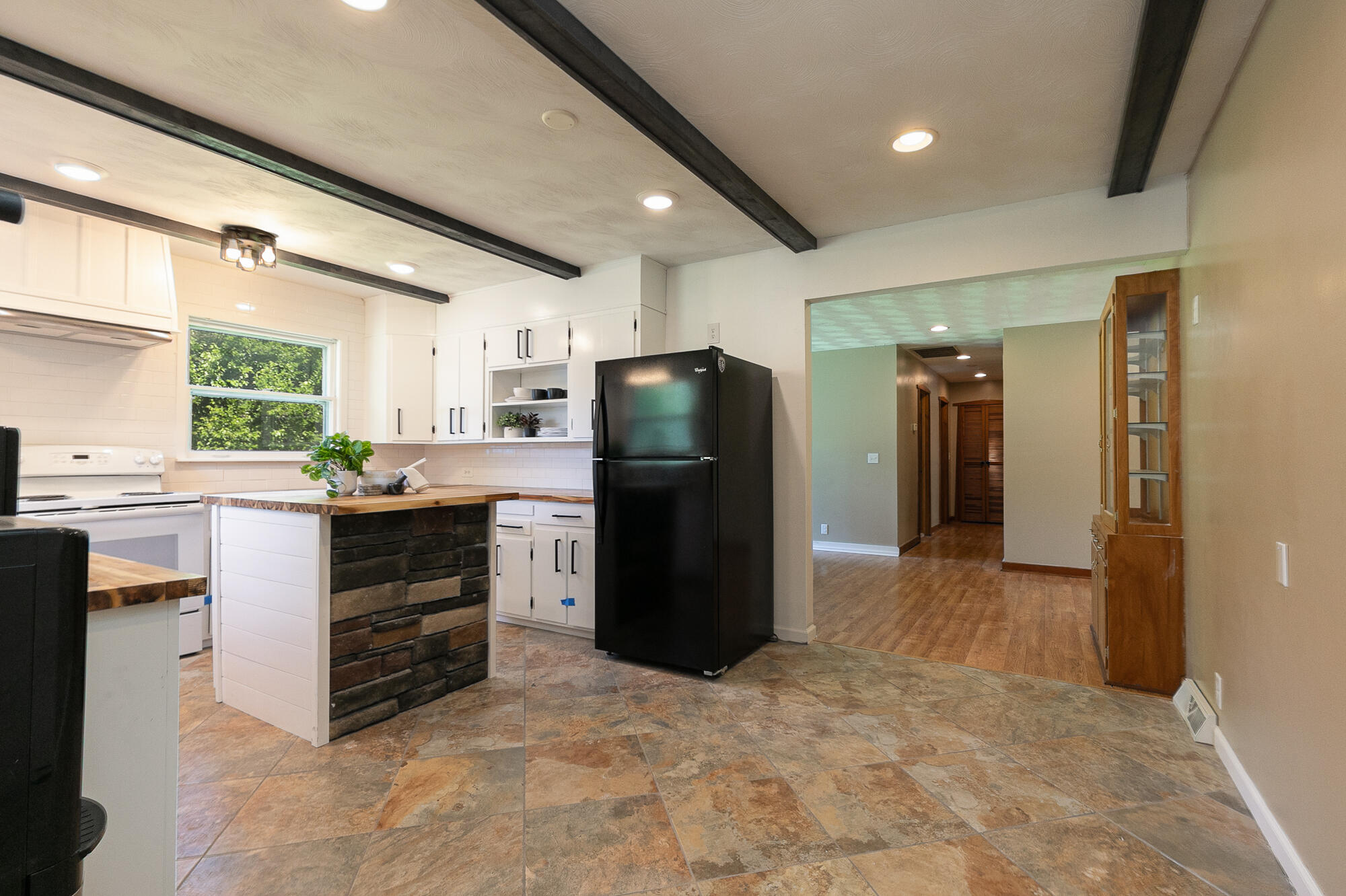 2225 North Plainview Avenue Property Photo 14