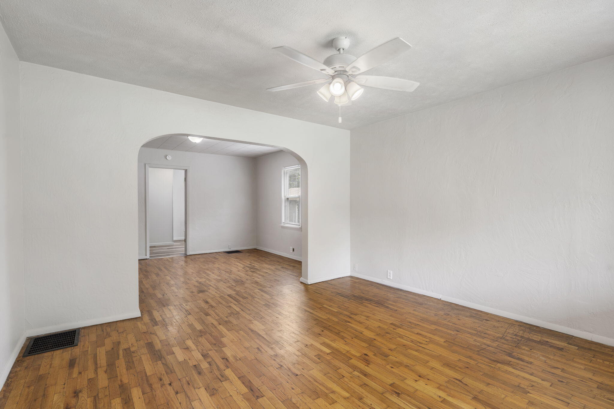 825 West Nichols Street Property Photo 4