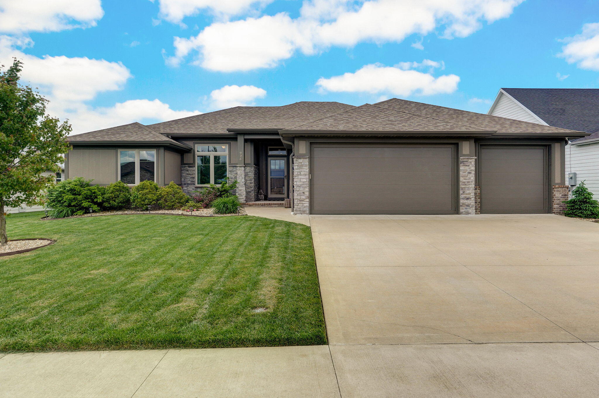 926 East Downshire Drive Property Photo 1