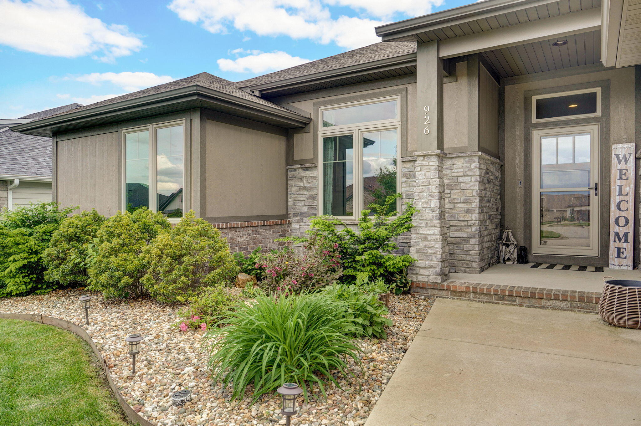 926 East Downshire Drive Property Photo 2