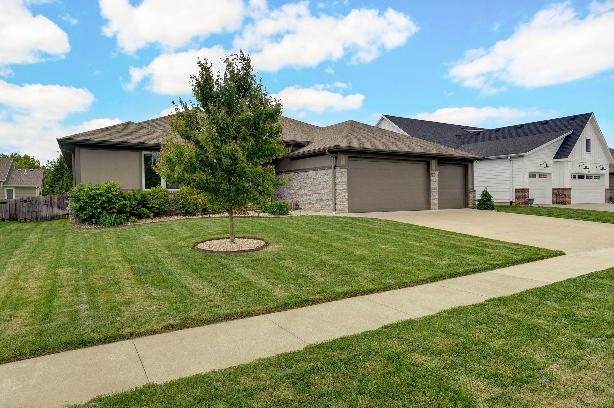 926 East Downshire Drive Property Photo 3