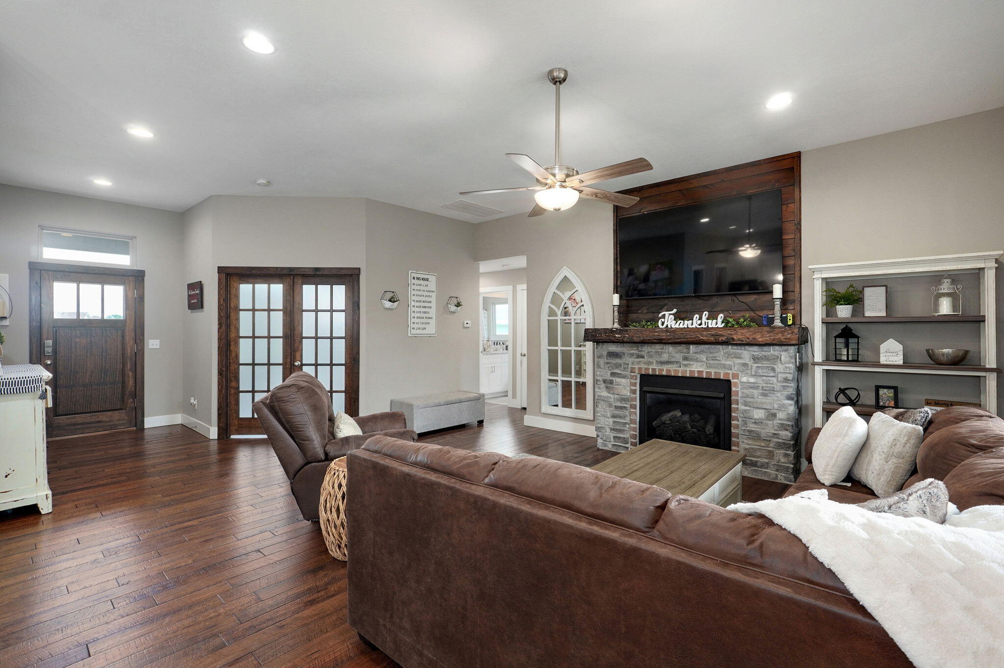 926 East Downshire Drive Property Photo 6