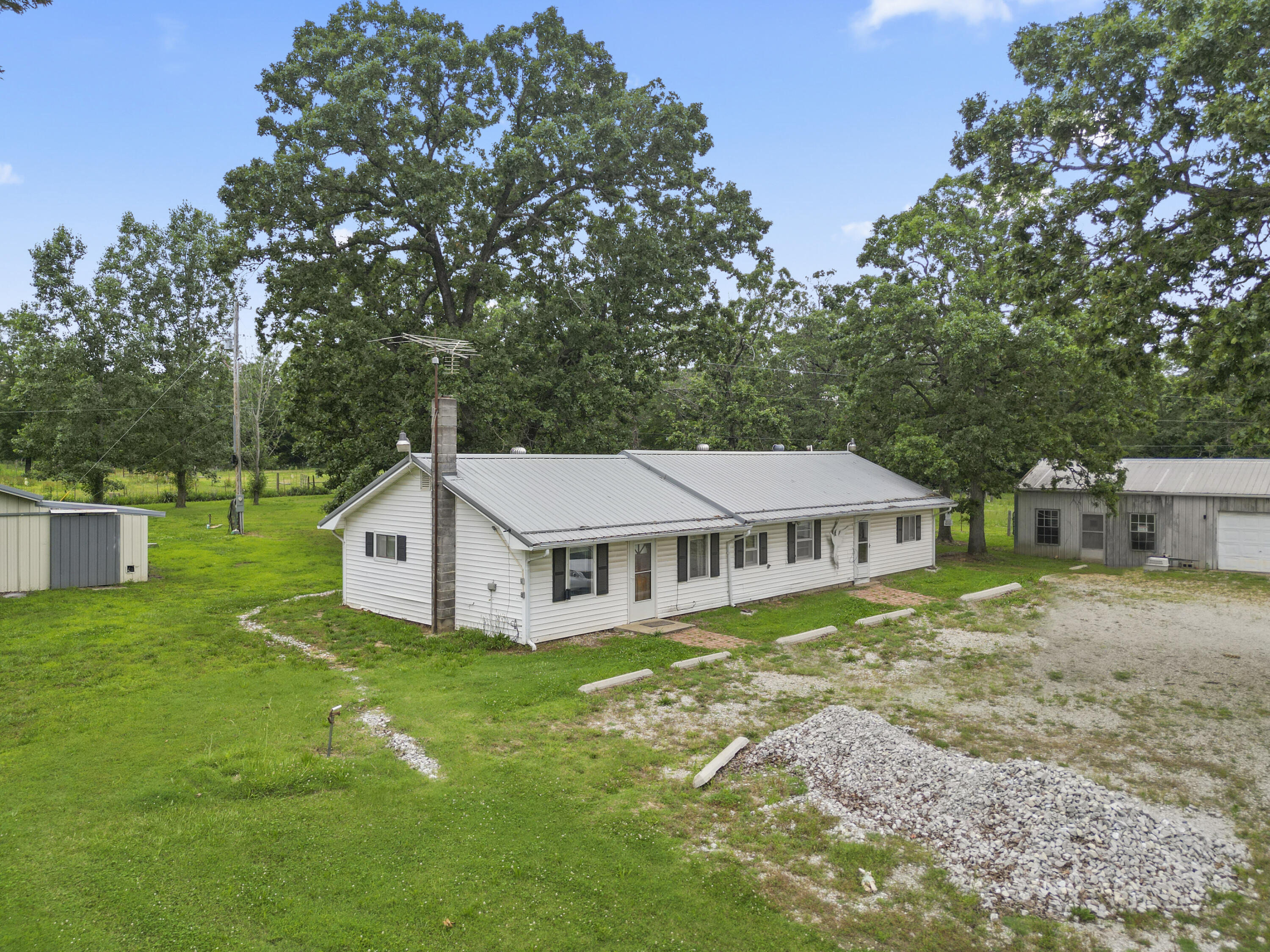 18905 South Highway 97 Property Photo 4
