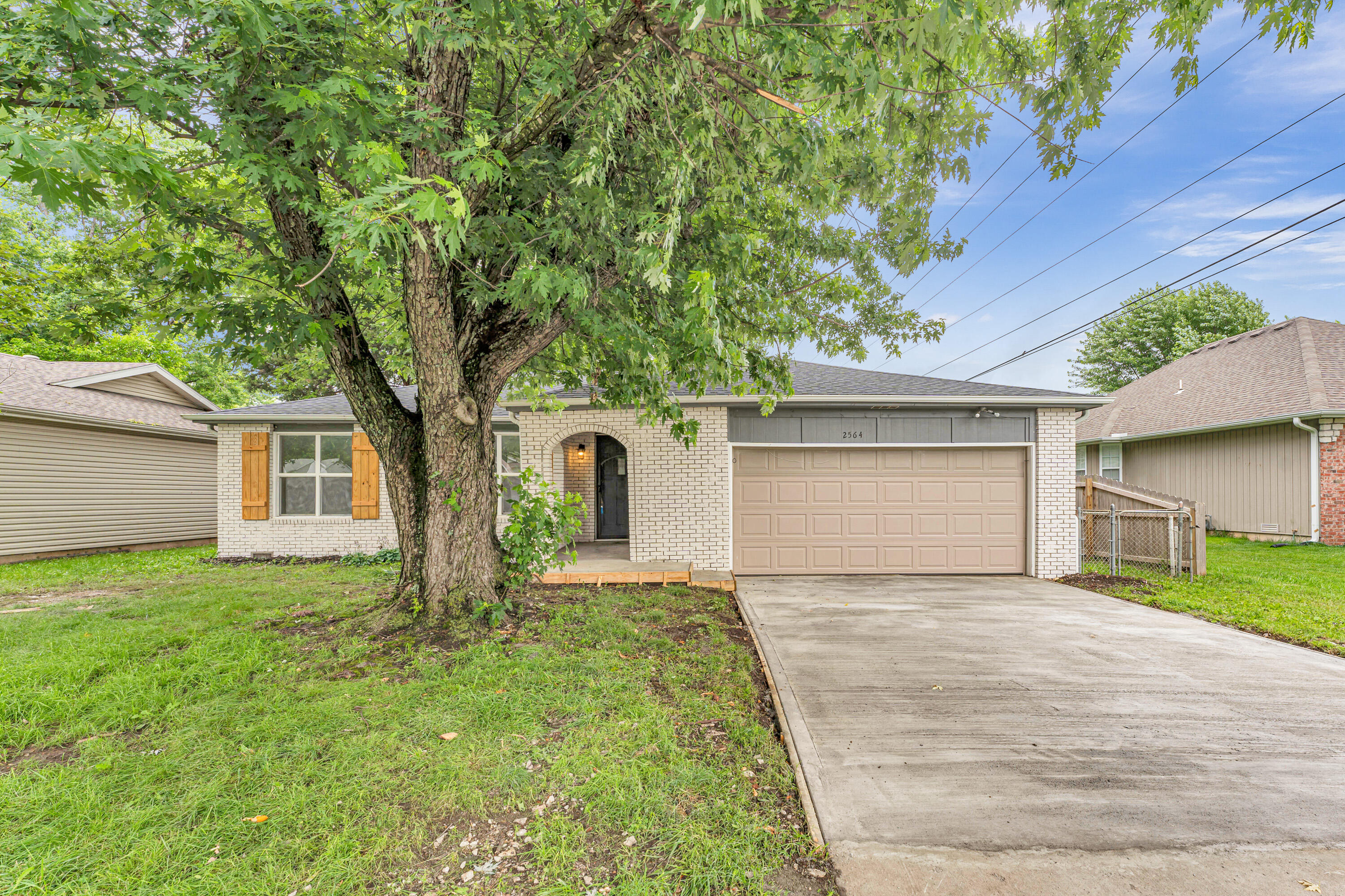 2564 South Regina Avenue Property Photo 1