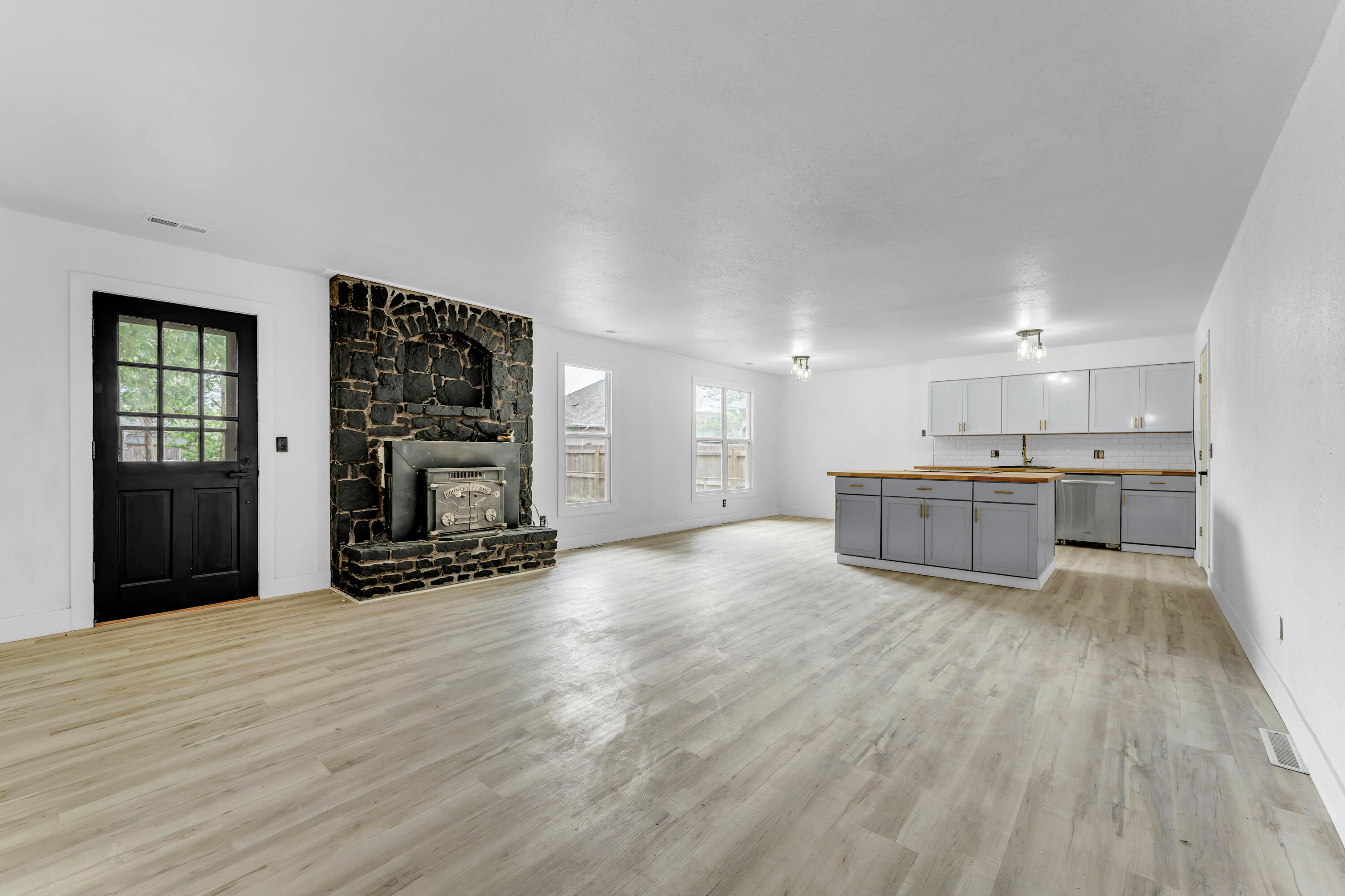 2564 South Regina Avenue Property Photo 5