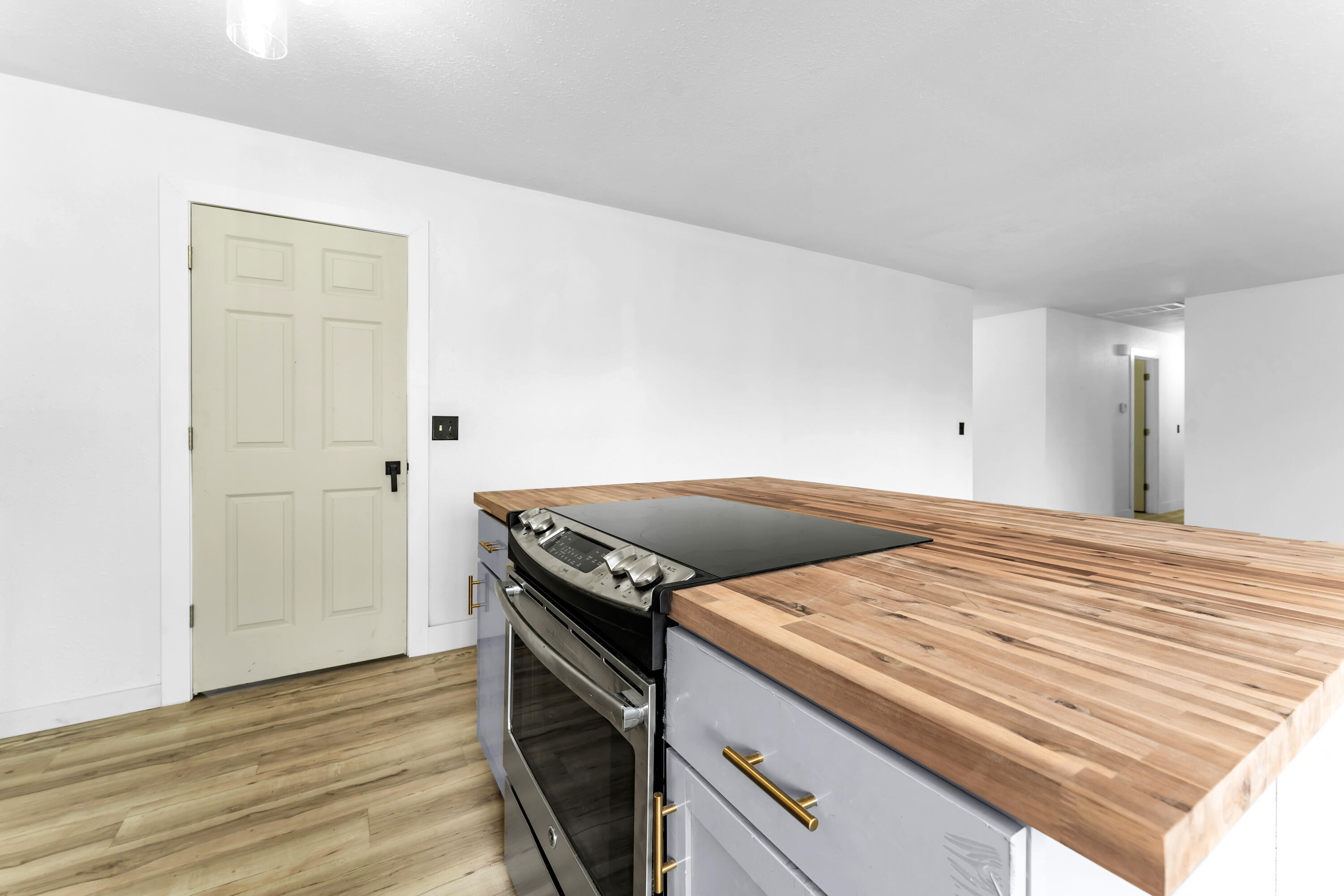 2564 South Regina Avenue Property Photo 7