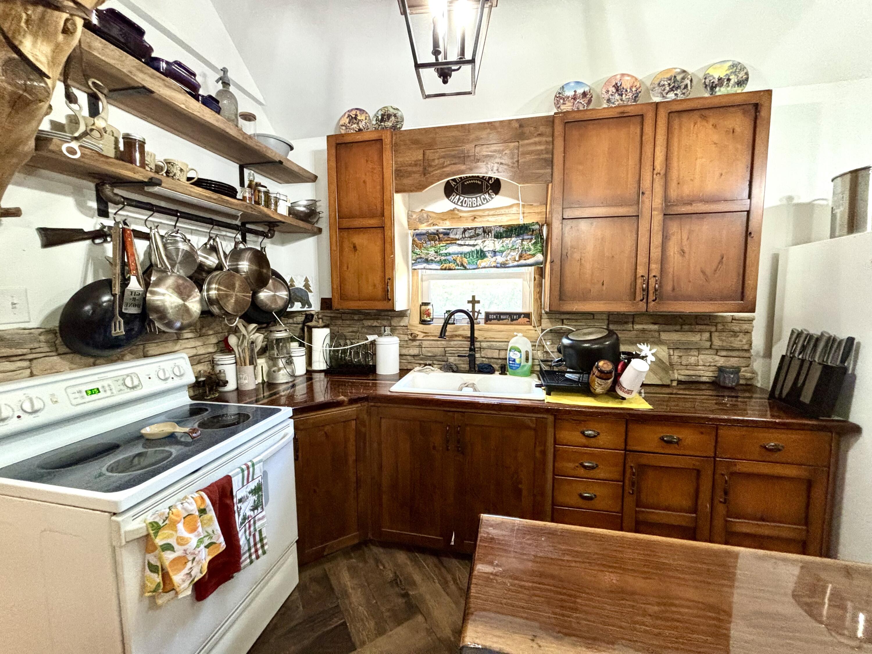 17568 Jordan Lane Property Photo 4